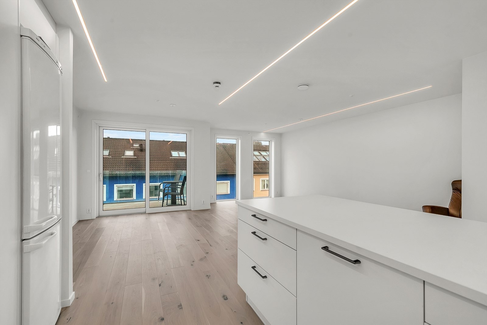 Den åpne utformingen skaper en sosial atmosfære, perfekt for hyggelige middager og samvær. Galleribilde