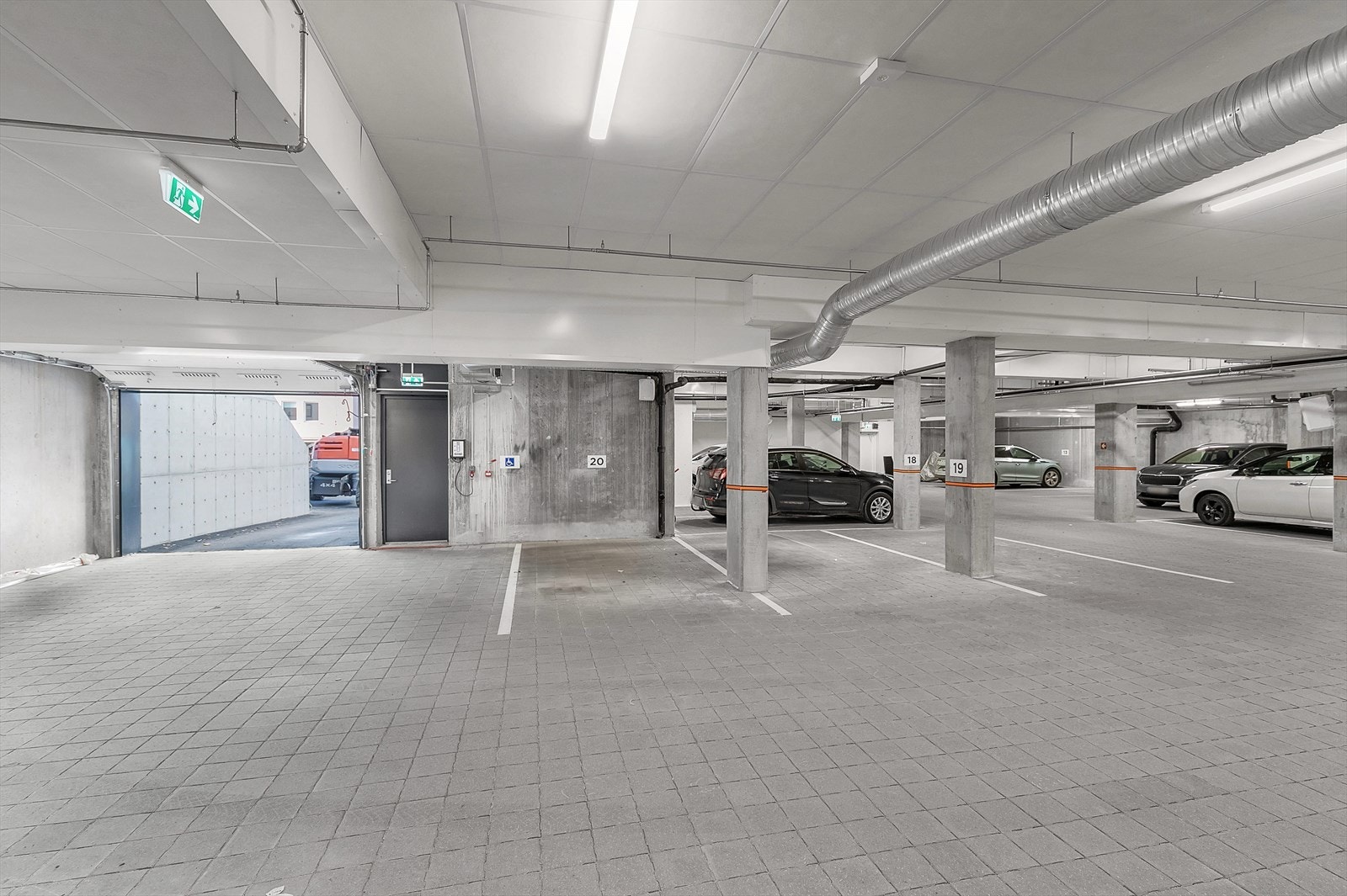 Det er parkeringsplass i garasjeanlegg, med opplegg for el-billader. Galleribilde