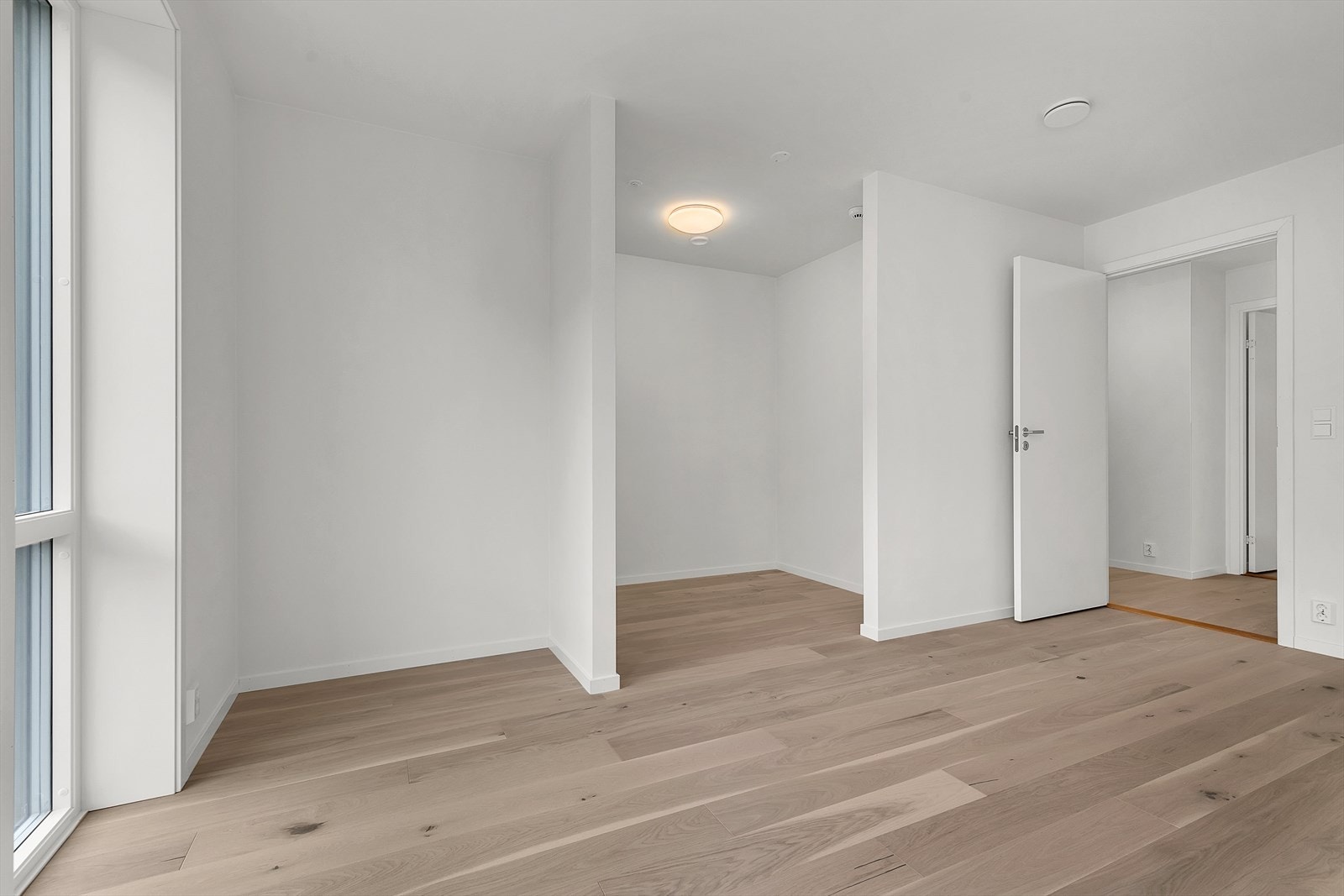 Rommet gir gode muligheter for å etablere en praktisk walk-in garderobe. Galleribilde