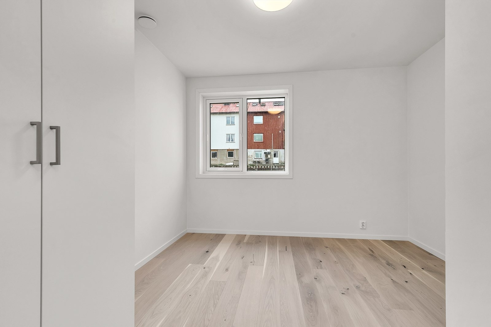 Soverom 2 gir god plass for dobbeltseng, skrivebord og nattbord. Galleribilde