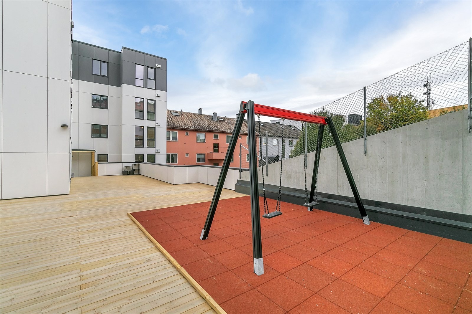 Fellesområde med terrasse / lekeplass. Galleribilde