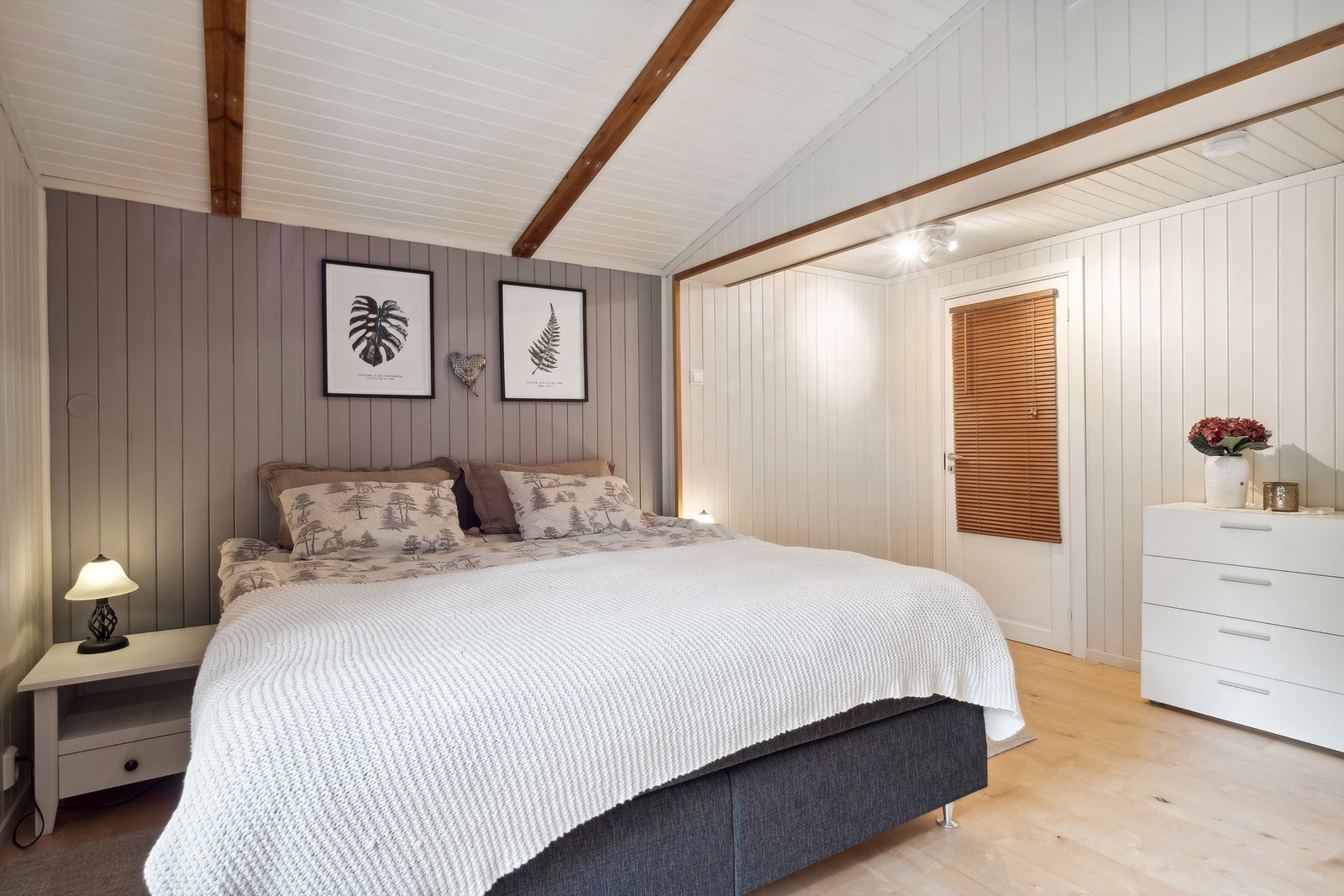 Det er totalt fire soverom i boligen. Hovedsoverommet, som er rikt innredet med garderobeskap, befinner seg i hovedplanet Galleribilde