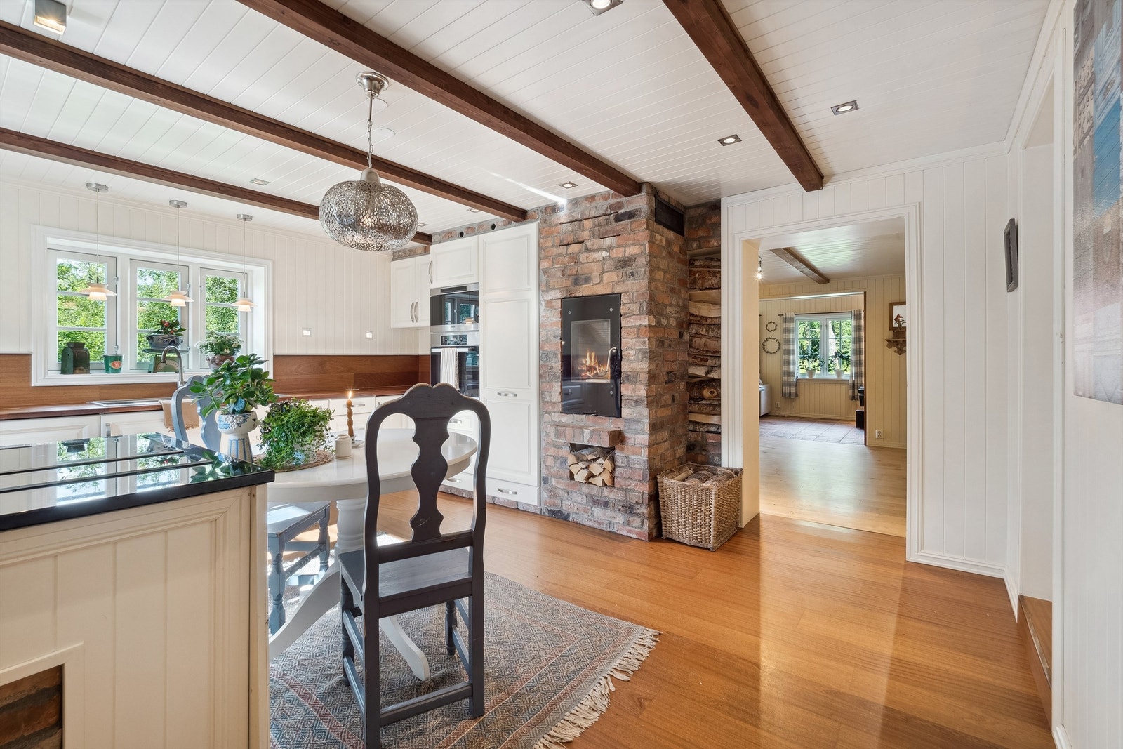 Kjøkkenet ble oppgradert sist av forrige eier i 2012. Rommet oppleves som lunt og behagelig, noe som forsterkes av peisinnsatsen som er omkranset av teglstein Galleribilde