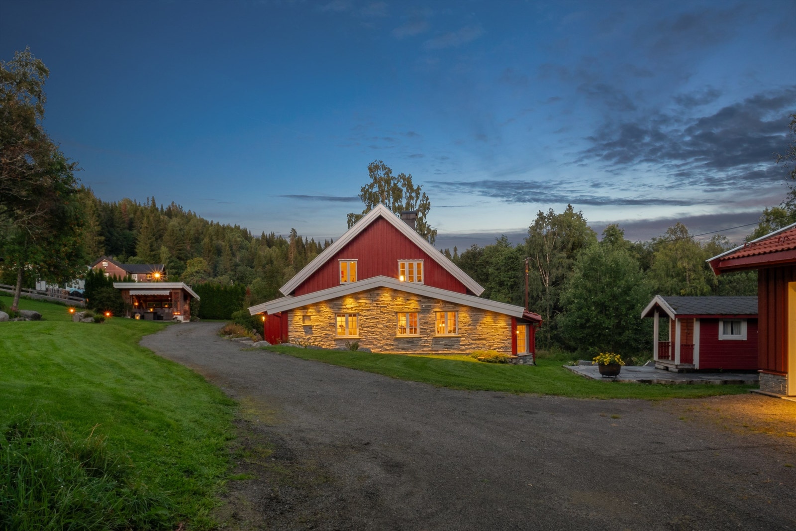 Fasade i kveldsdrakt Galleribilde