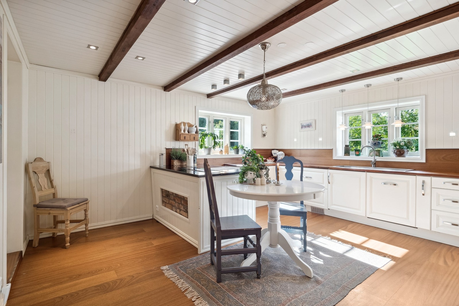 Integrert i innredning er stekeovn, dampovn, oppvaskmaskin, kjøleskuffer og induksjonstopp Galleribilde