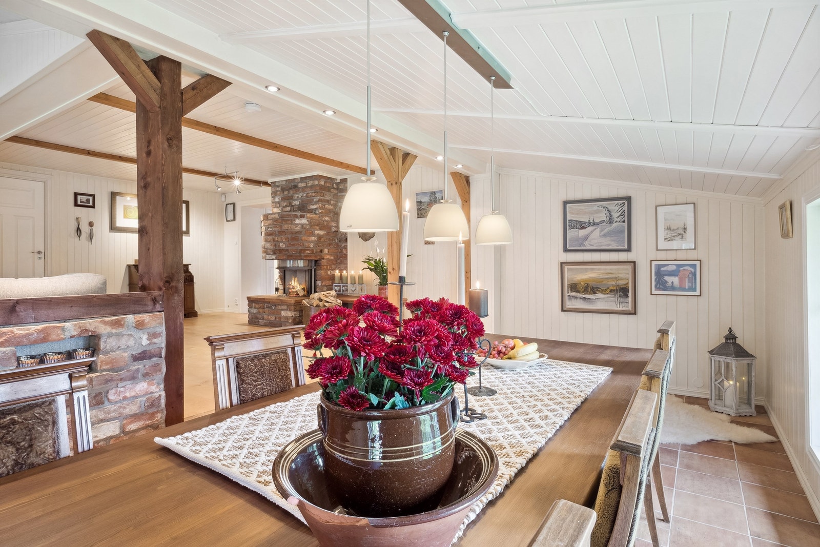 Kombinasjonen av tre, teglstein og lyse overflater fungerer særdeles godt Galleribilde