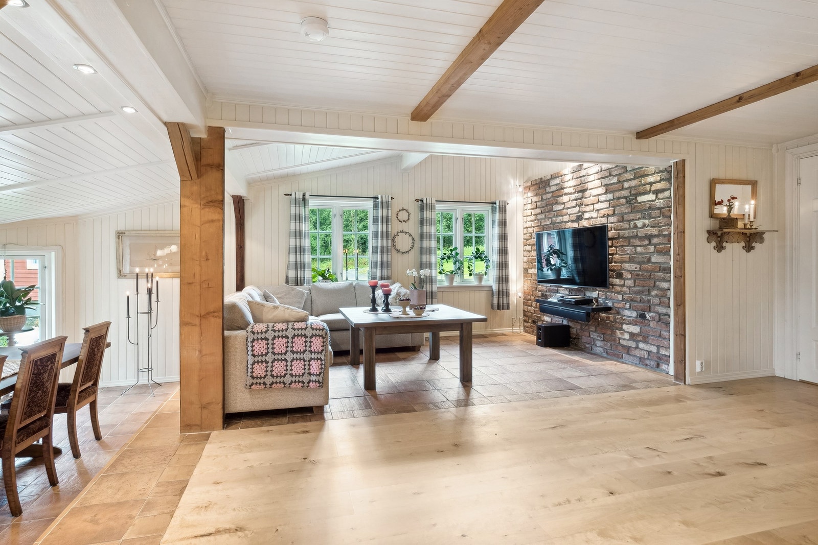 Boligen har et flott særpreg hvor man på en god måte har klart å kombinere de eldre bygningsdelene med nyere og mer moderne løsninger Galleribilde