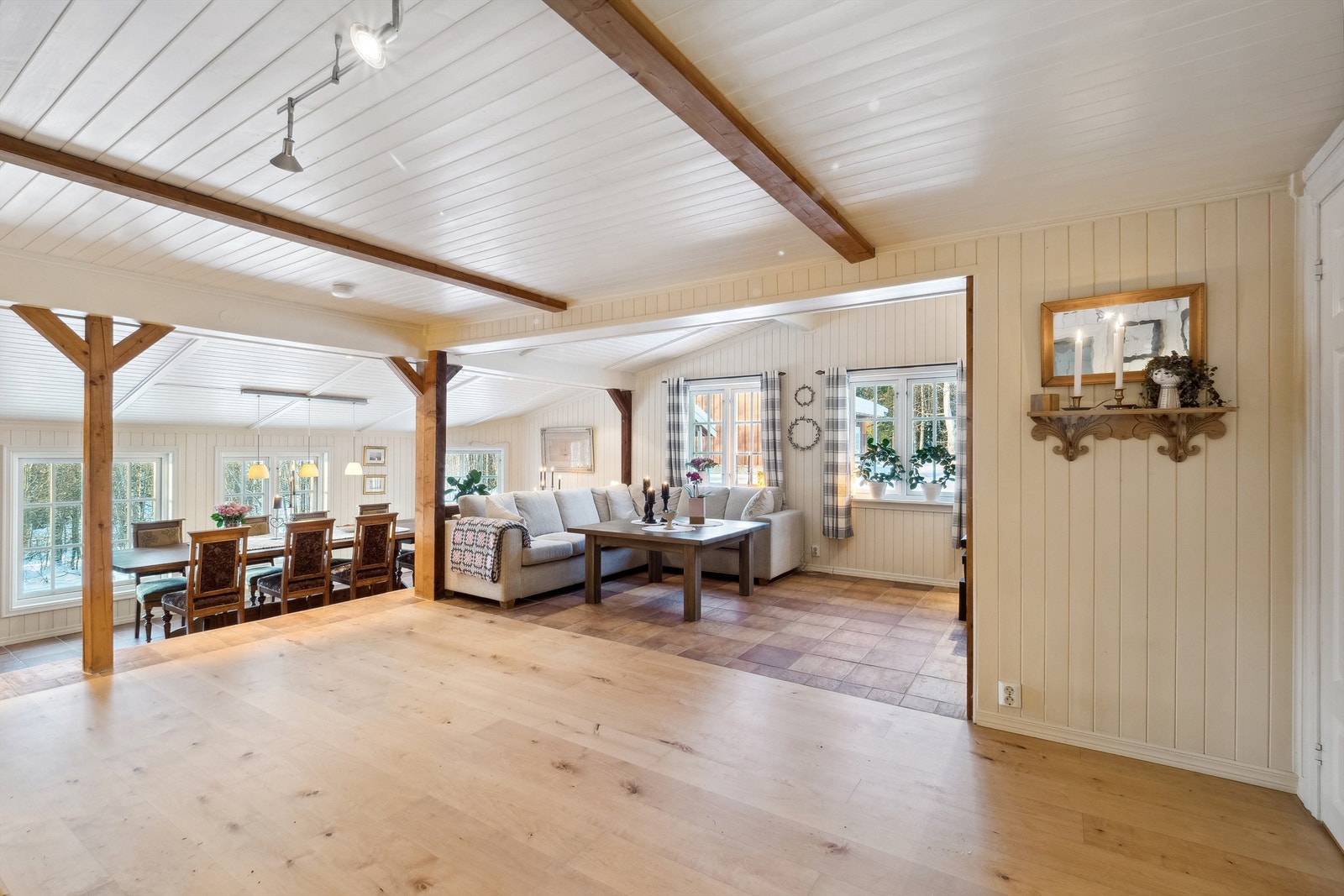 Fra kjøkkenet kommer man inn i stue og spisestue. Delikat rominndeling og moderne fargevalg skaper en behagelig atmosfære Galleribilde