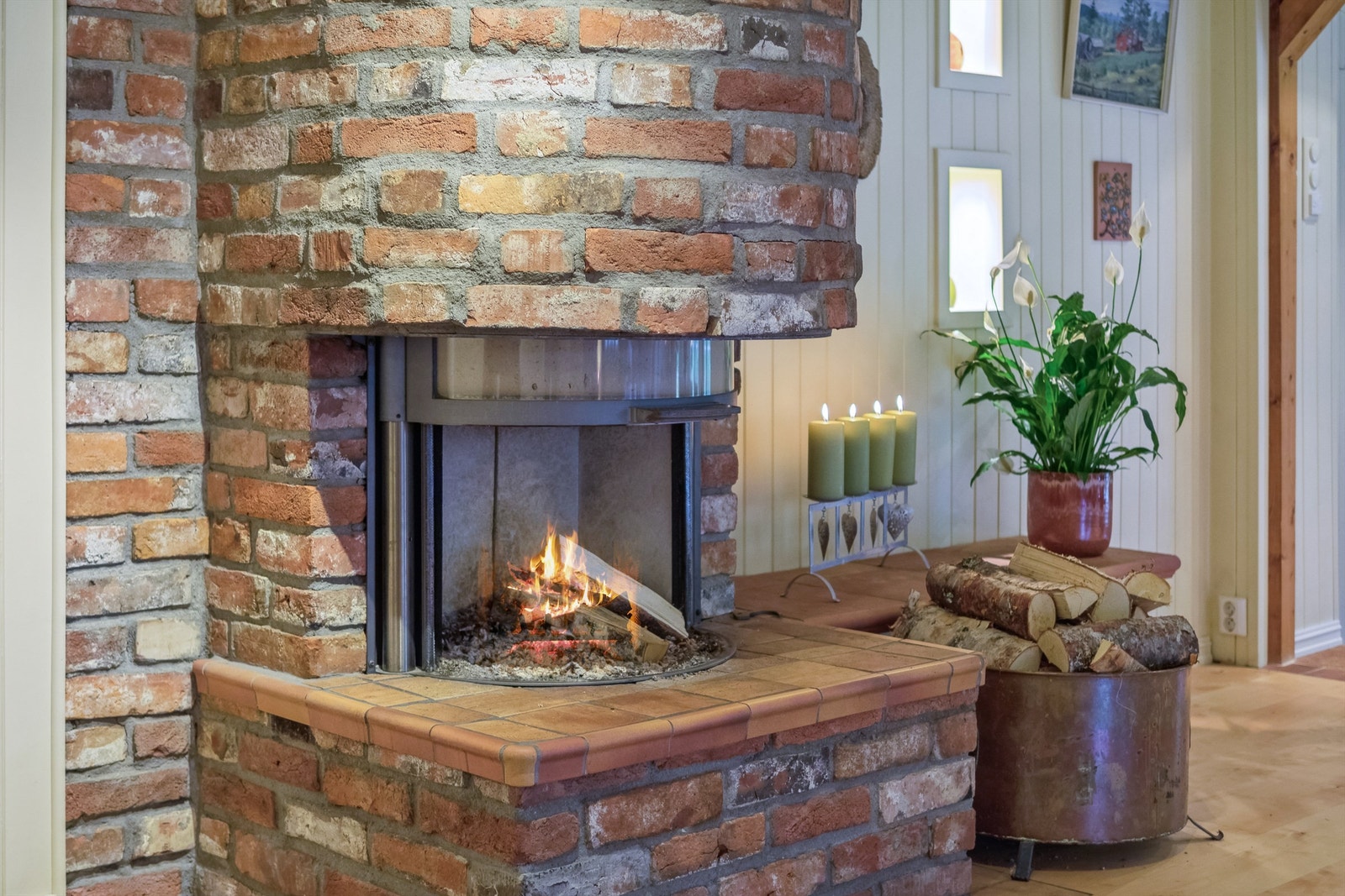 En murt peis med innsats med glassfronter er etablert mot sofagruppen Galleribilde