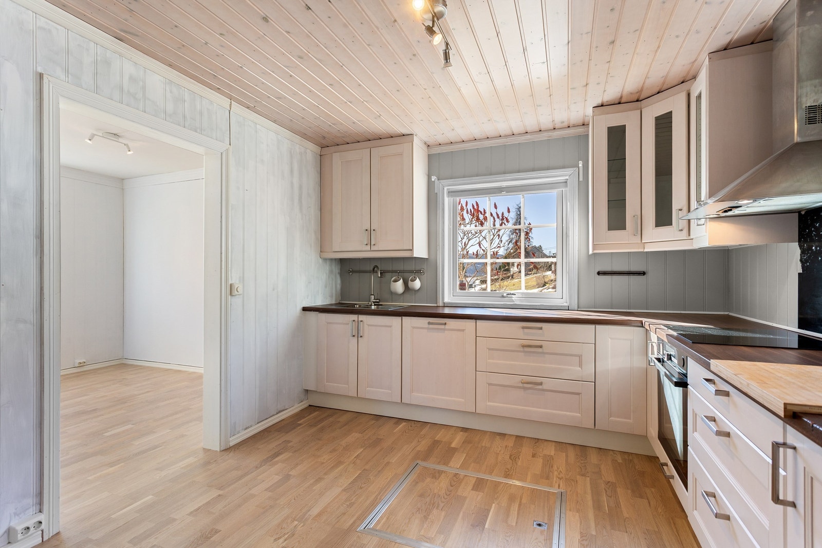 Profilert kjøkkeninnredning med helintegrerte hvitevarer Galleribilde