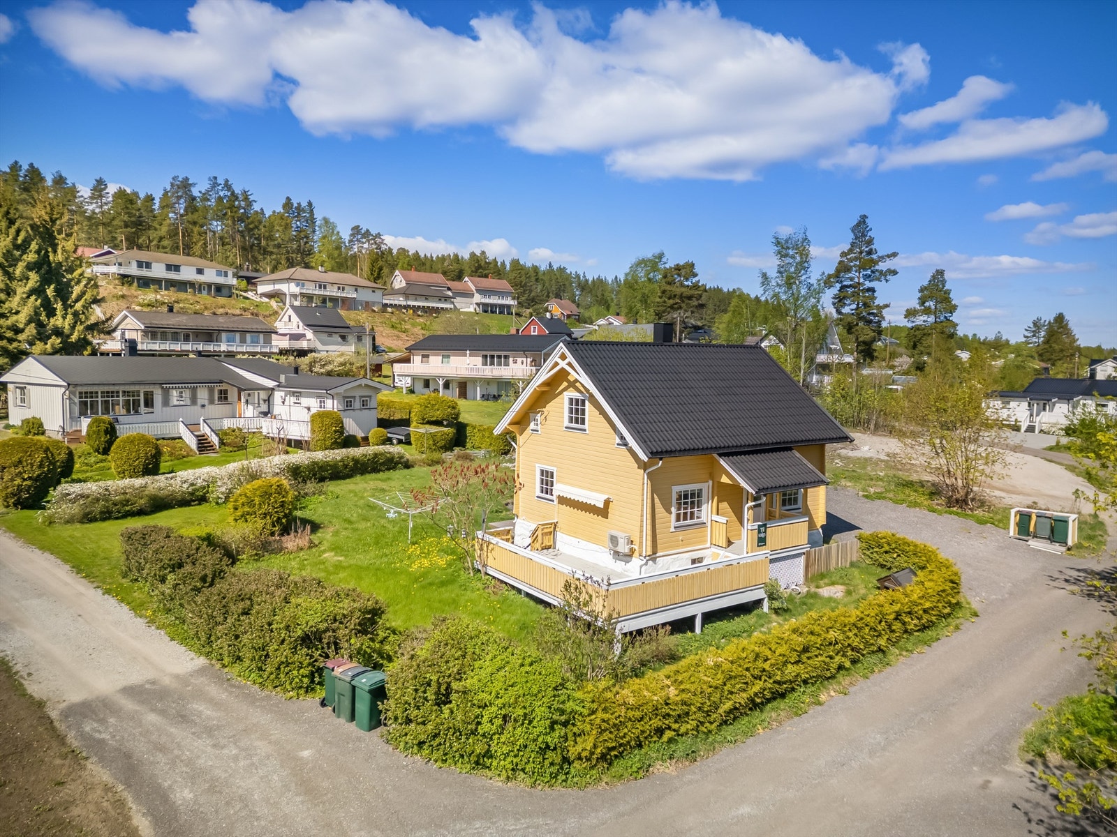 Parkering på egen, gruset gårdsplass Galleribilde