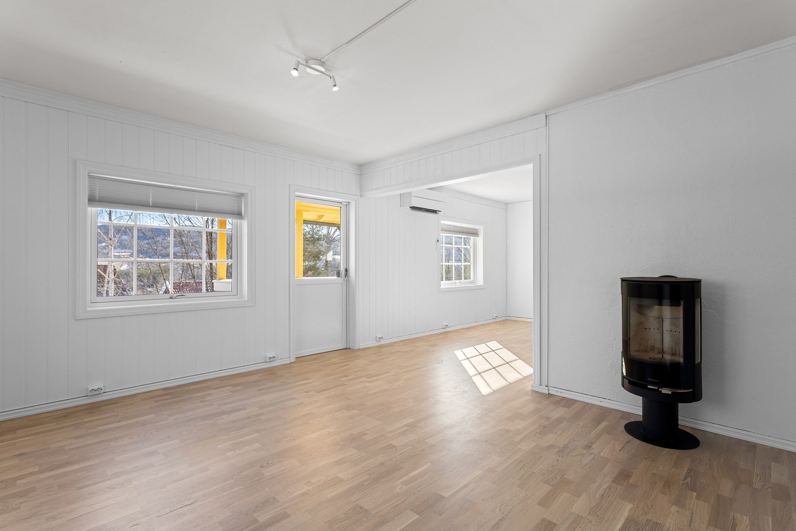 Stue med frittstående peisovn Galleribilde