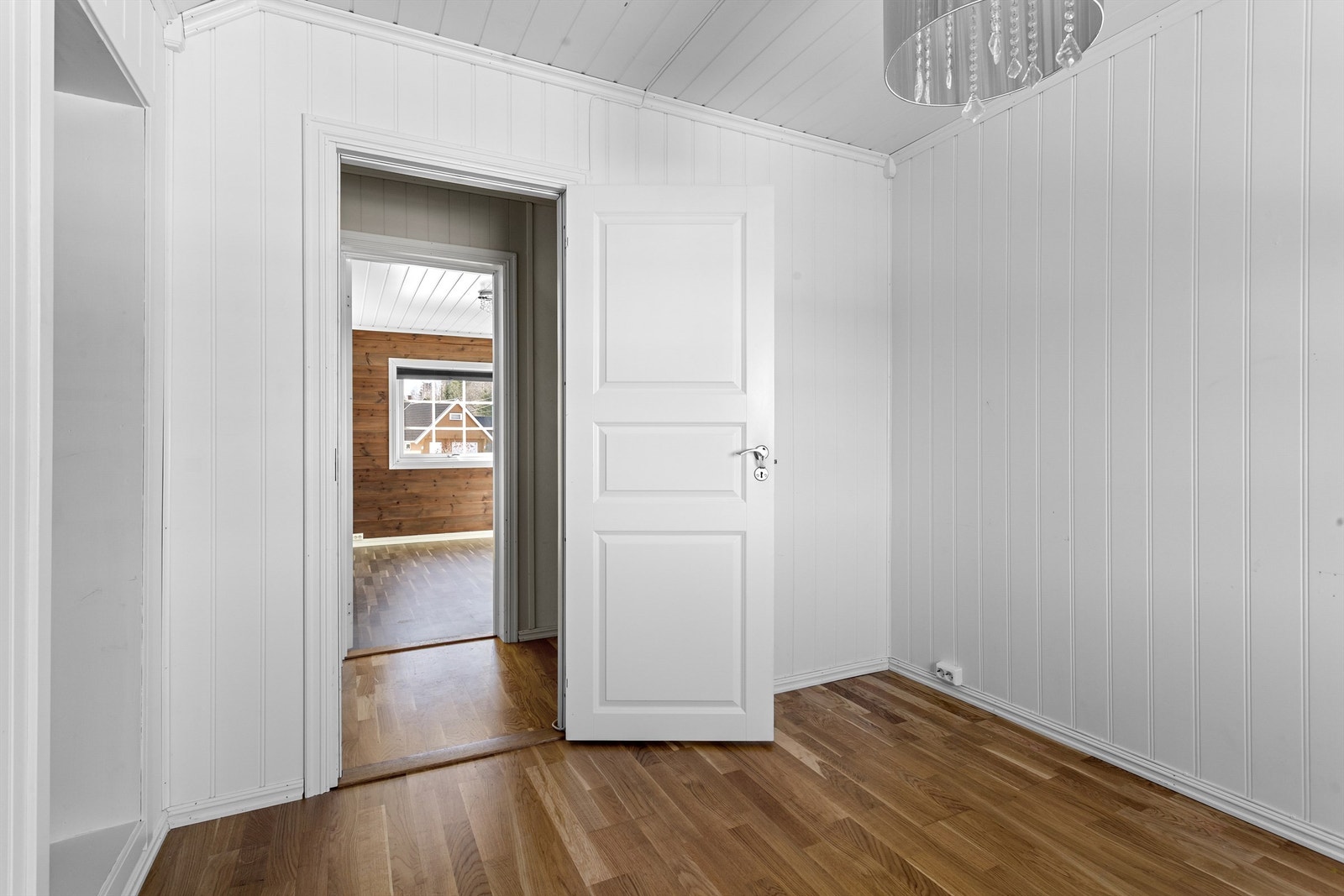 Soverom 2 med parkett på gulv, malte panelplater på vegger og malt panel i himling Galleribilde