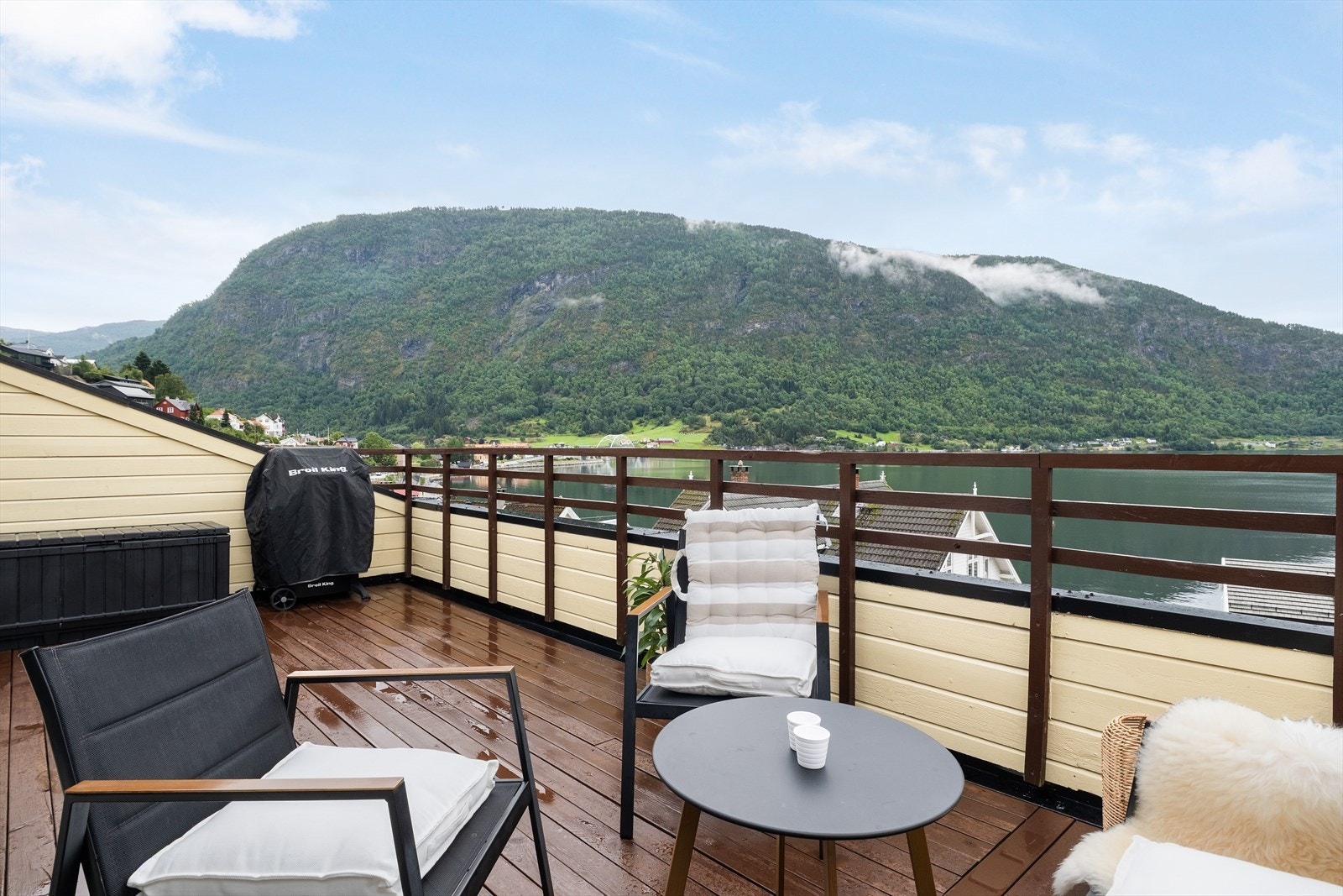 Frå stova har ein utgang til ein romsleg og skjerma altan med fantastisk fjordutsikt! Galleribilde