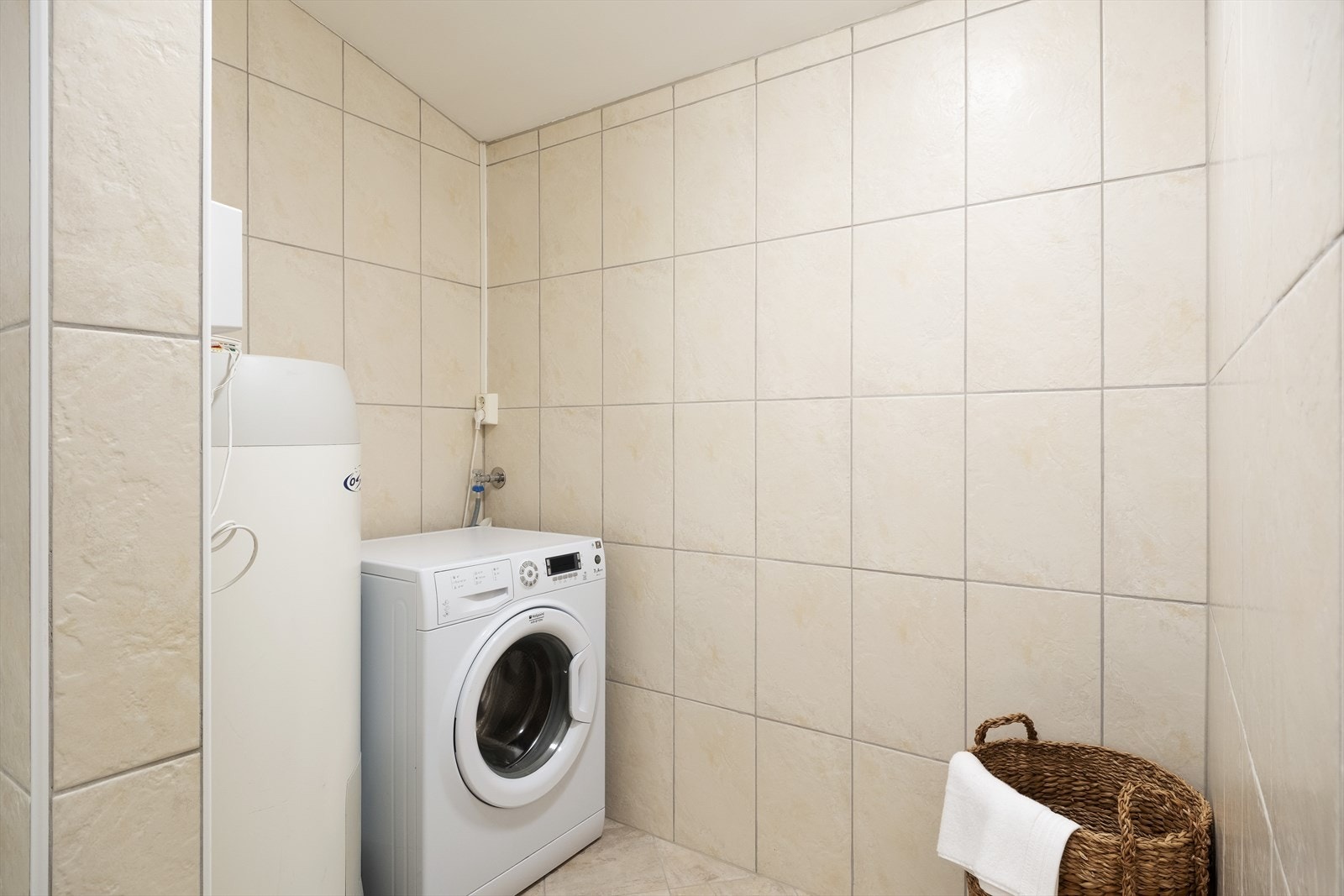 Badet er todelt og har eiga nisje for vaskemaskin og god plass til tørkealternativ. Galleribilde