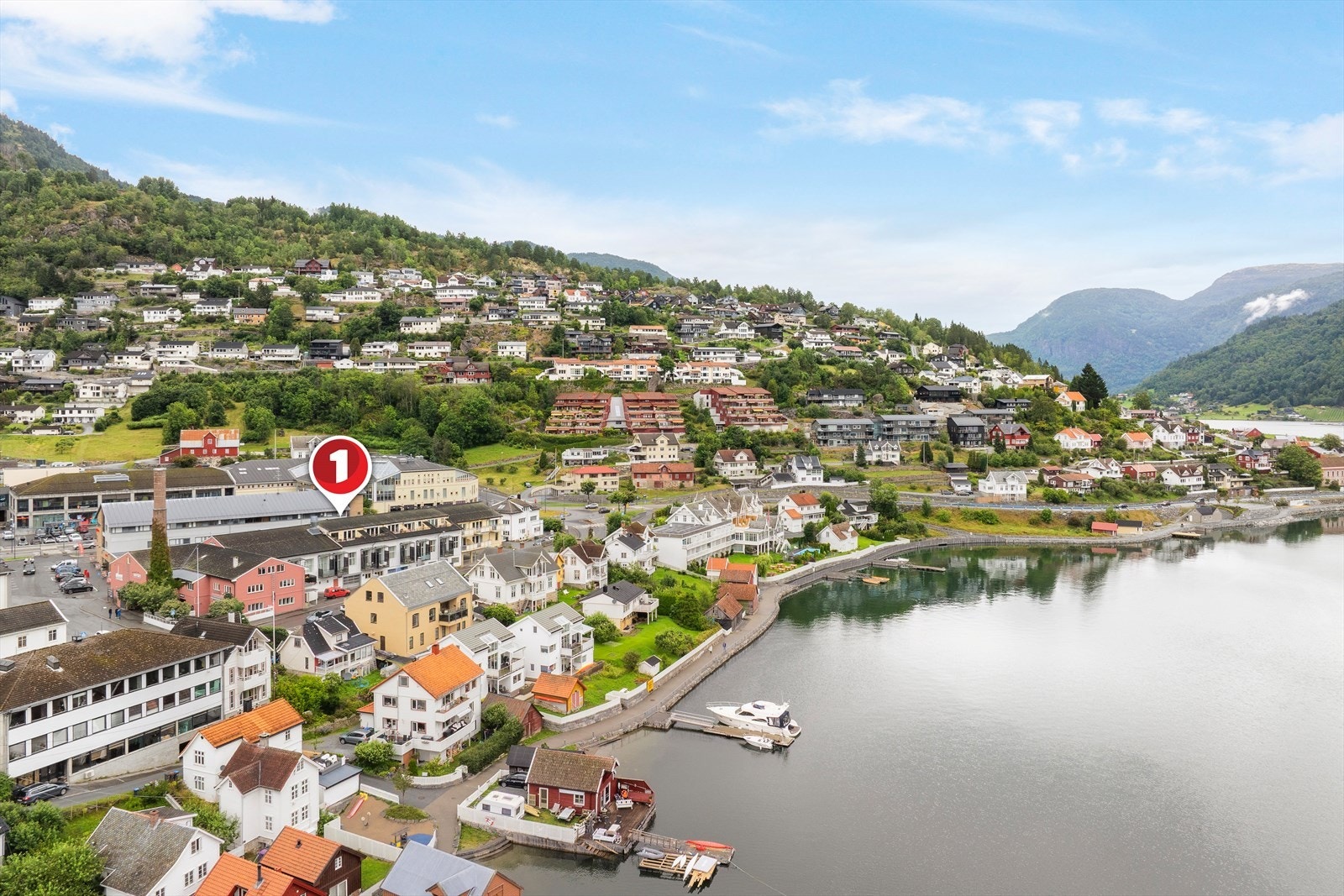 Frå leilegheita har du gåavstand til alt Sogndal har å by på - velkommen på vising! Galleribilde