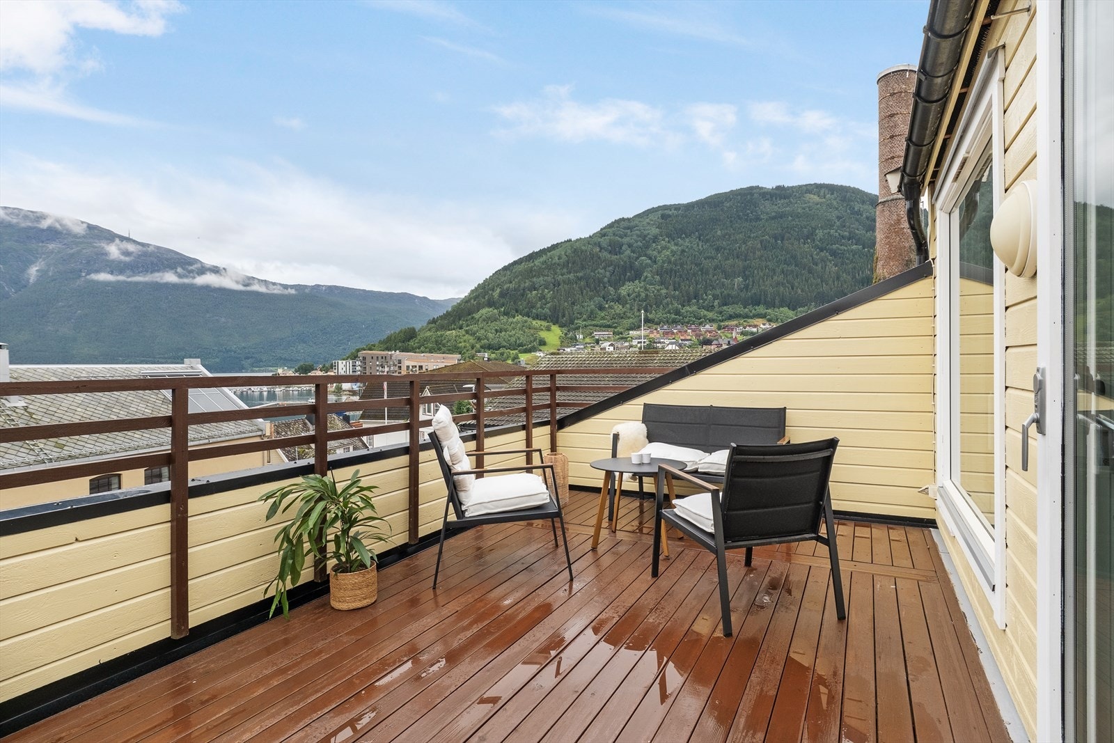 Altanen ligg sørleg vendt og kan skilte med svært gode solforhold i sommarhalvåret. Galleribilde