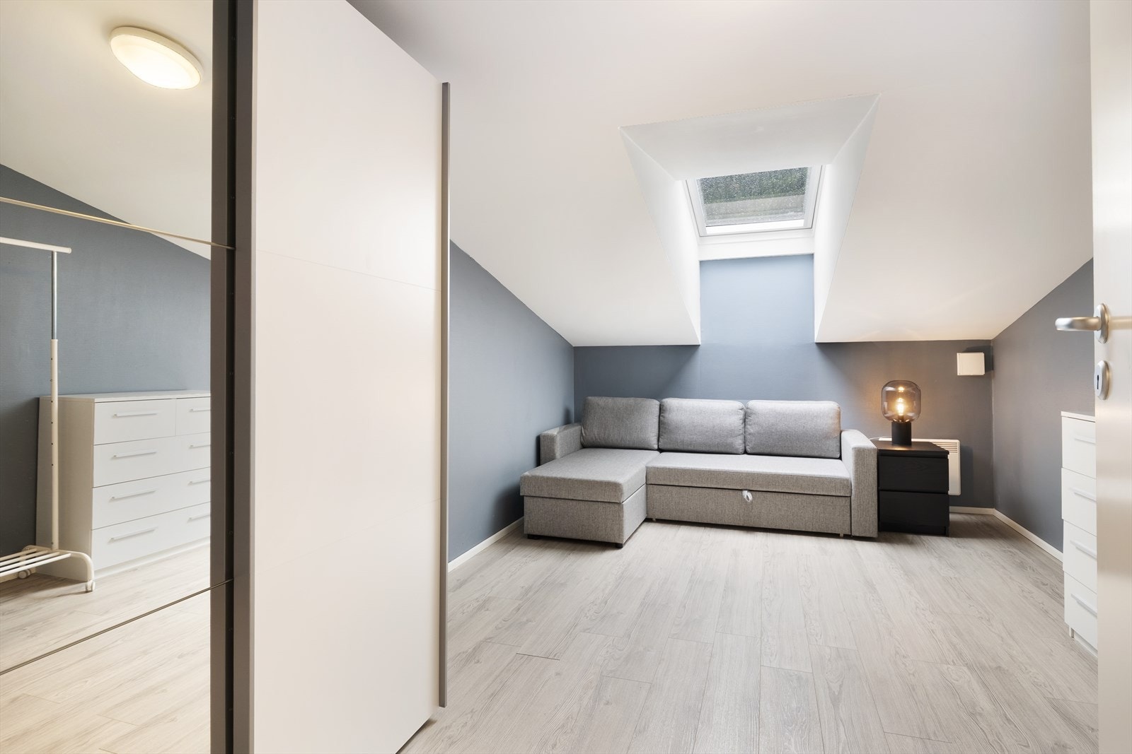 Leilegheita har 2 soverom, begge av god størrelse med plass til større seng og oppbevaring. Galleribilde