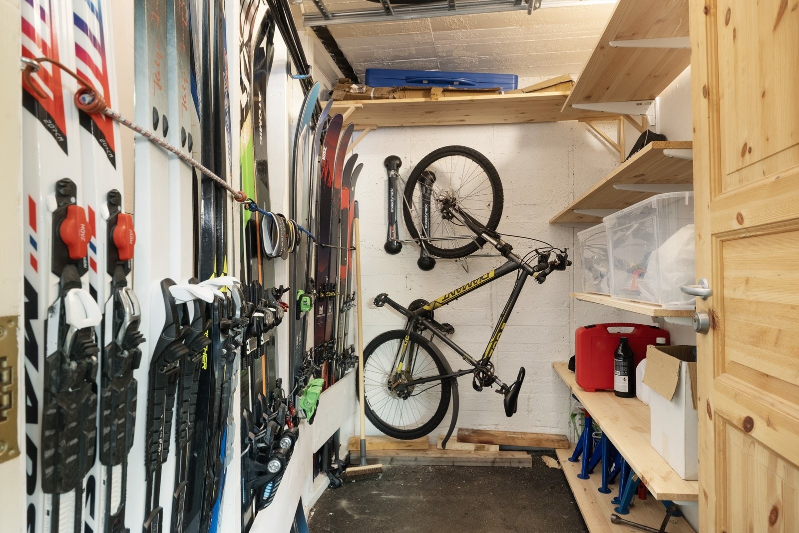 Romsleg bod innreia med hyller og god plass for oppbevaring. Galleribilde