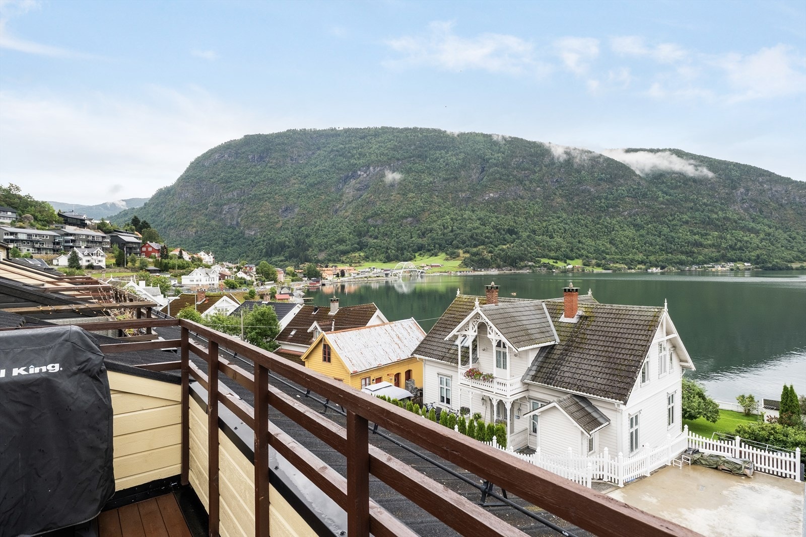 Berre eit steinkast unna finn ein populære Fjordstien, kino, butikkar, trivelege kaféar og det sentrum elles har å by på. Galleribilde