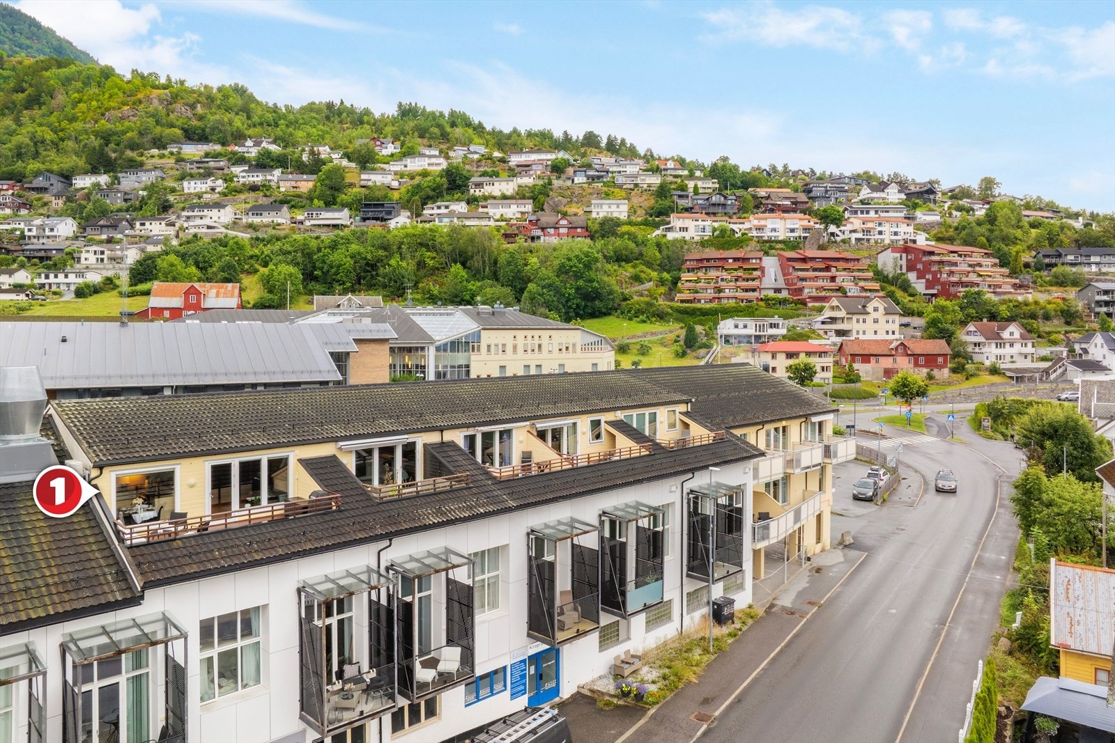 Leilegheita har flott plassering på toppen av bygget, med skjerma altan utan innsyn. Her bur du usjenert og lettvint til, med gåavstand til alle fasilitetar i sentrum. Galleribilde