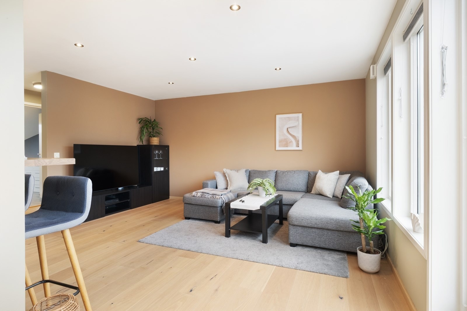 Opphaldsrommet har lysolja parkett på golv (ny i 2021), og er elles måla i tidsriktige delikate fargar. Spot i tak gir stemningsfull belysning. Galleribilde