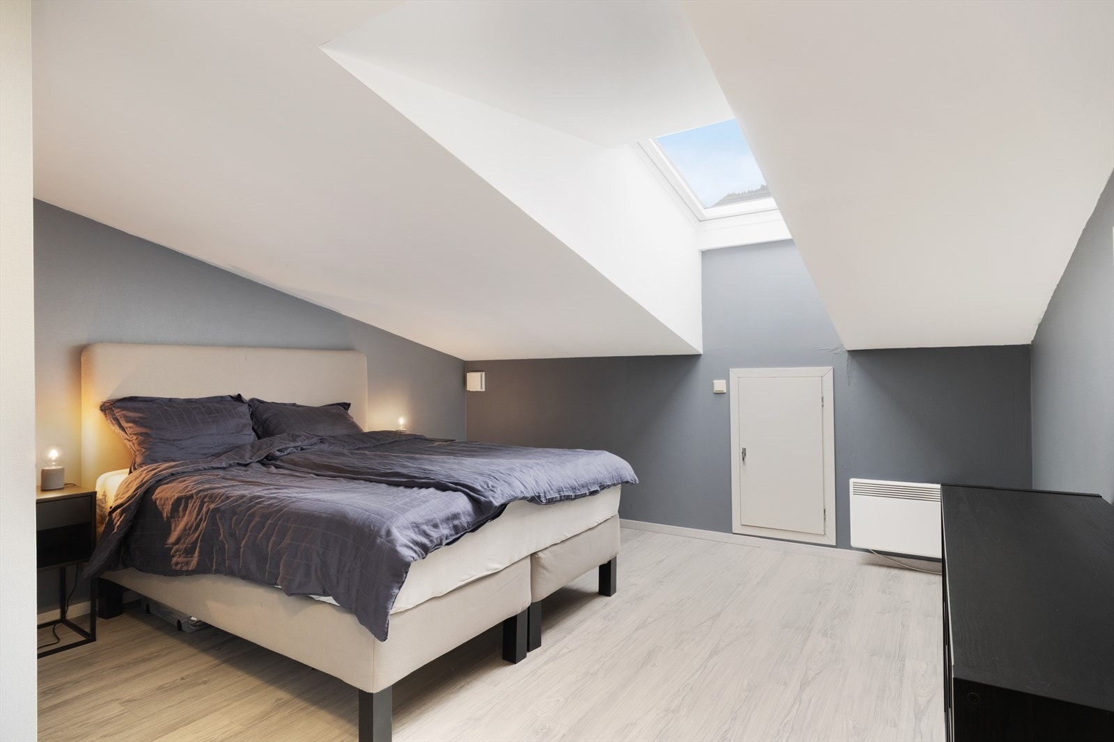 Takvindauge i begge rom sørger for godt lysinnslepp. Svært god lagringsplass i knekott med tilkomst frå det eine rommet. Galleribilde