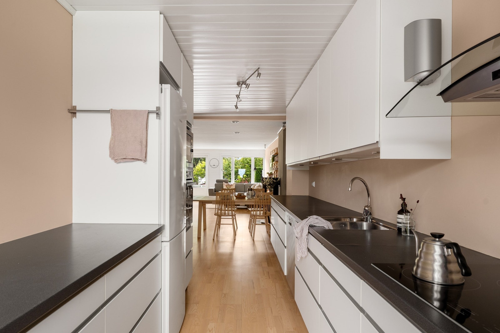 Kjøkkenet har innredning fra IKEA og ble pusset opp i 2012. Galleribilde