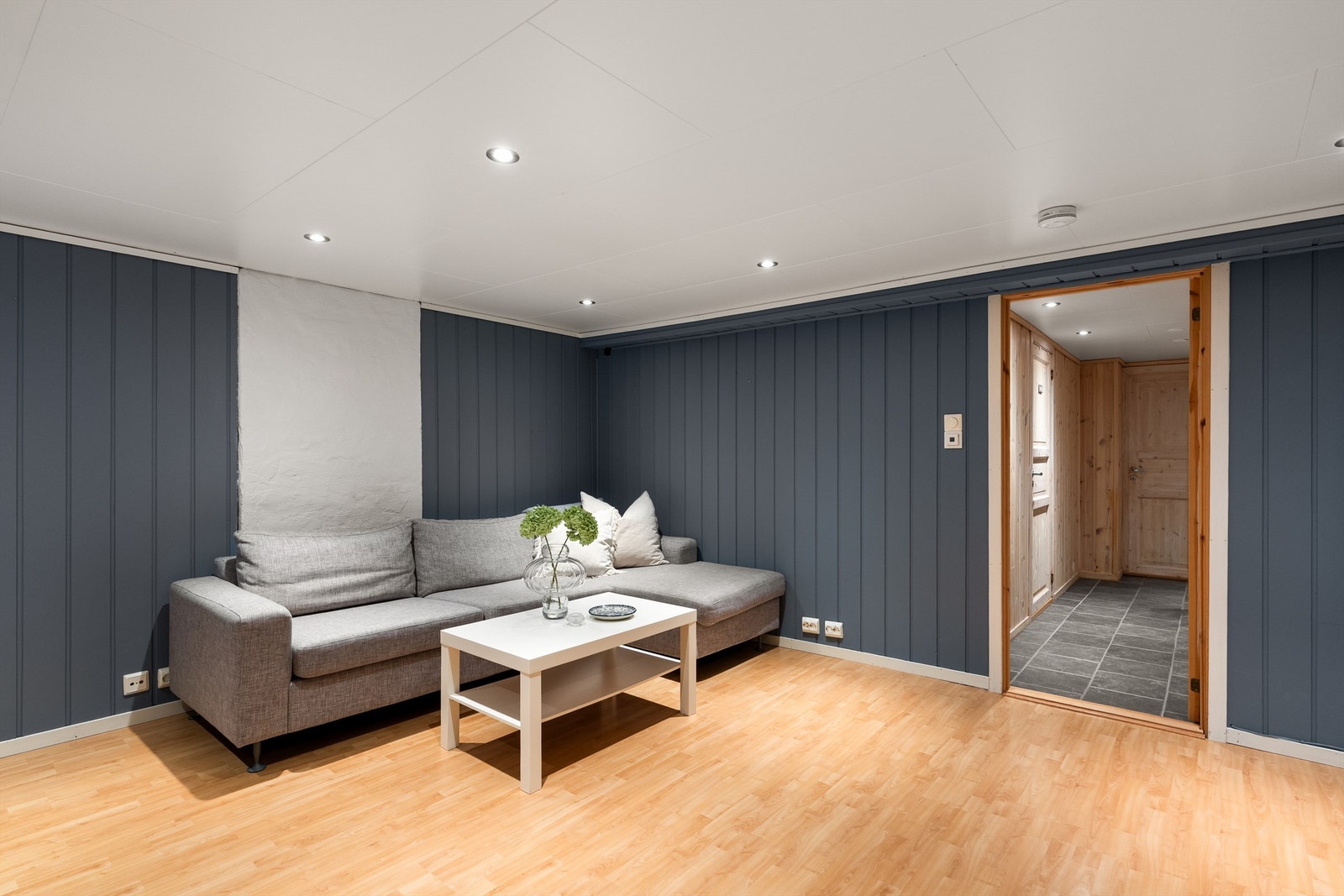 Kjelleren er innredet med bi-inngang, bad/vaskerom, stue og soverom (ikke godkjent for varig opphold). Galleribilde