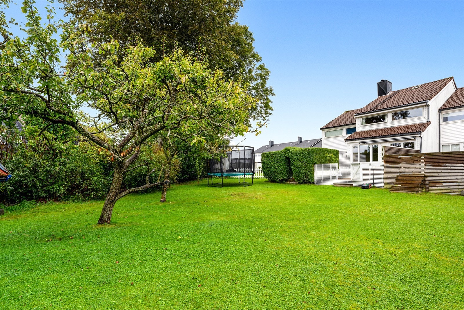 Hagen er felles for borettslaget og er pent opparbeidet med frukttrær. Hagen har også en stor trampoline og lekehytte. Galleribilde