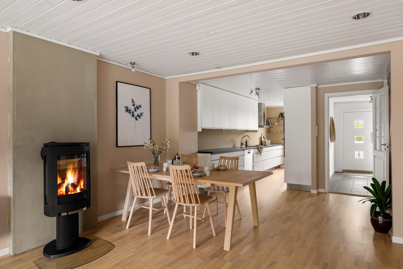 Kjøkkenet er praktisk plassert i enden av rommet. Galleribilde