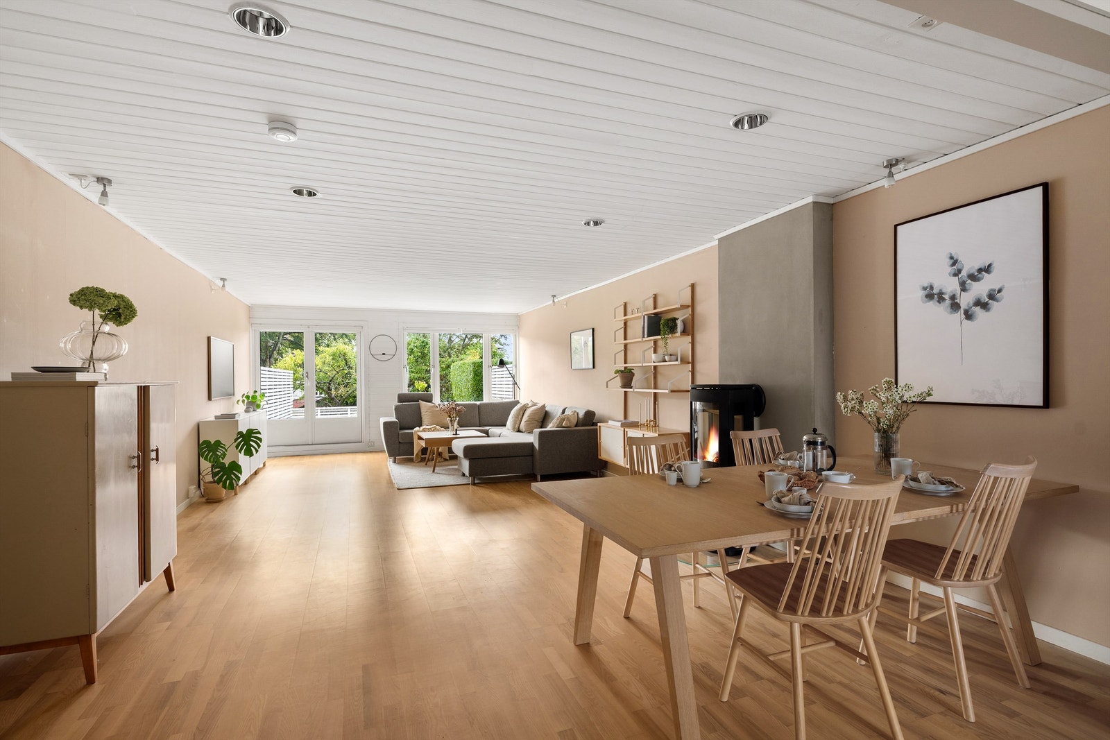 Store vindusflater vendt mot uteplass gir fint grønt utsyn fra hele rommet. Galleribilde