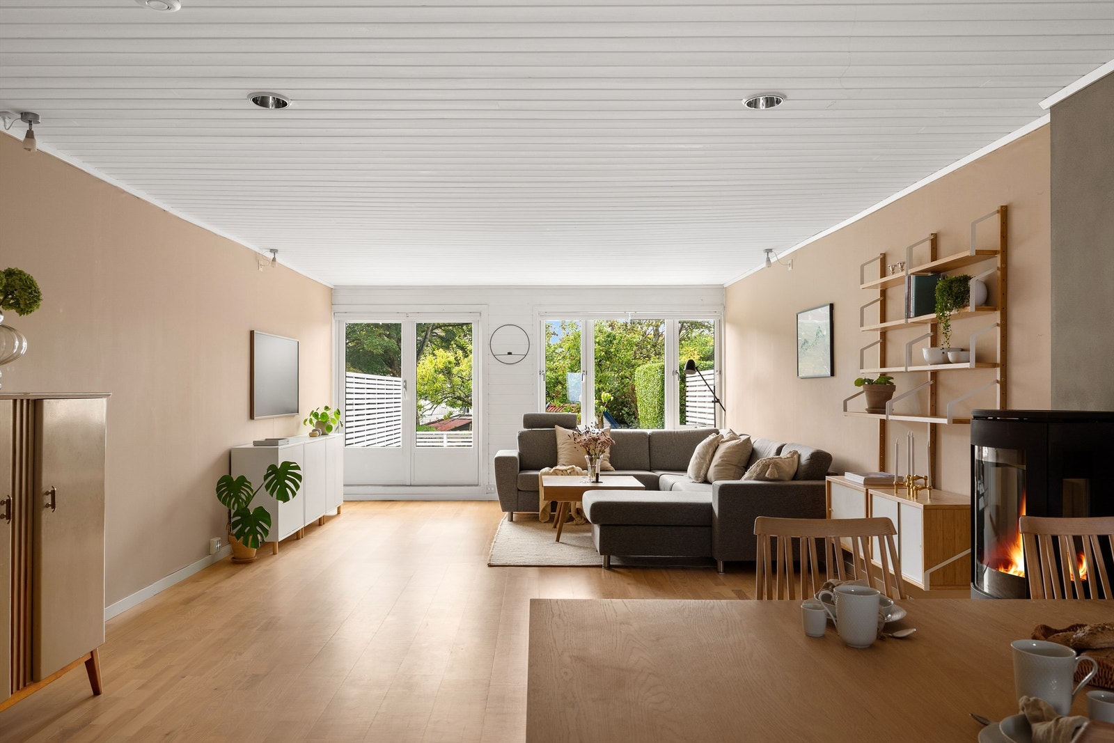 Første etasje består av entré, og en stor åpen stue- og kjøkkenløsning. (Foto: PBfoto Per Bendiksen) Galleribilde