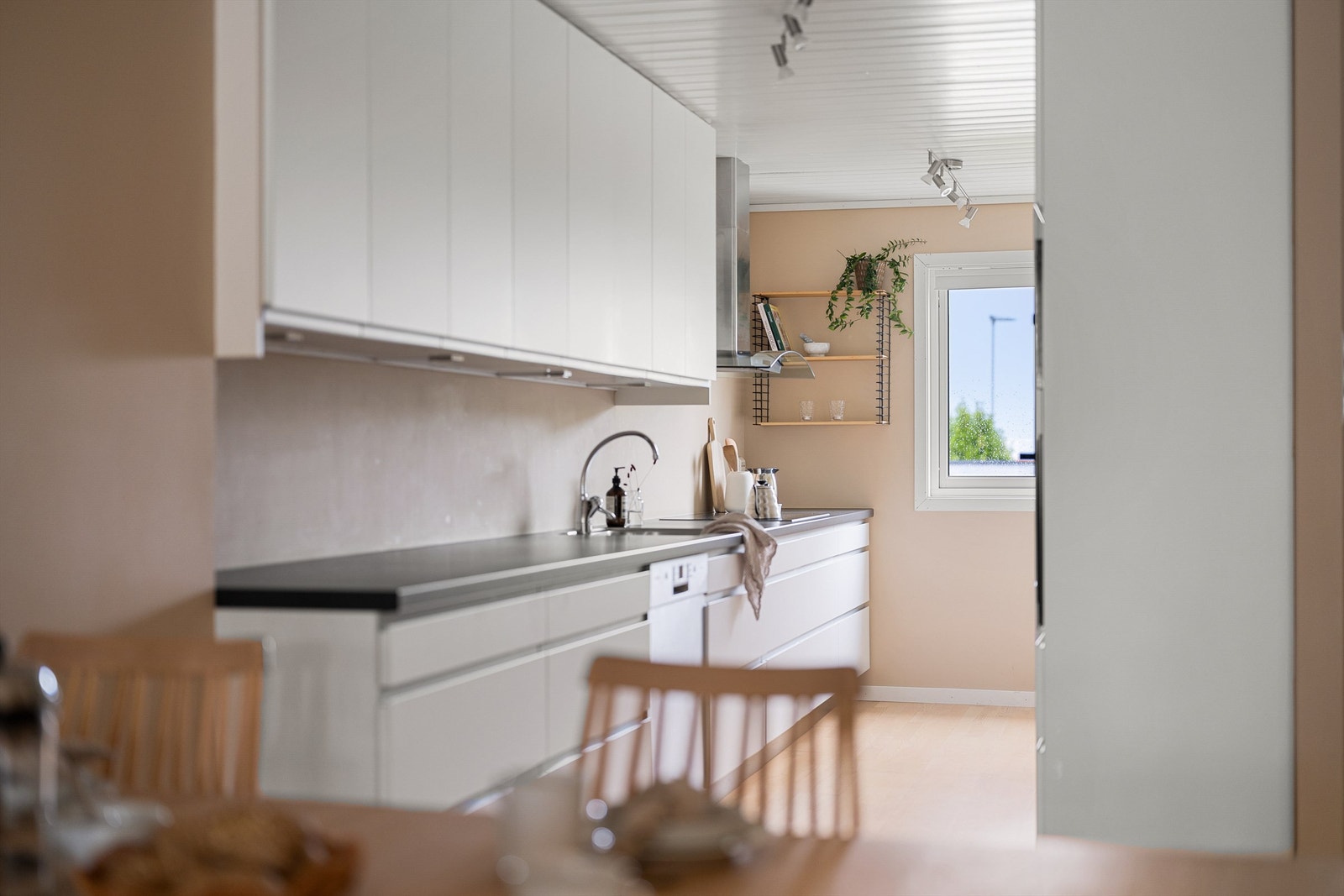 Tidløs kjøkkeninnredning med delvis integrerte hvitevarer og svært god skap- og benkeplass. Galleribilde