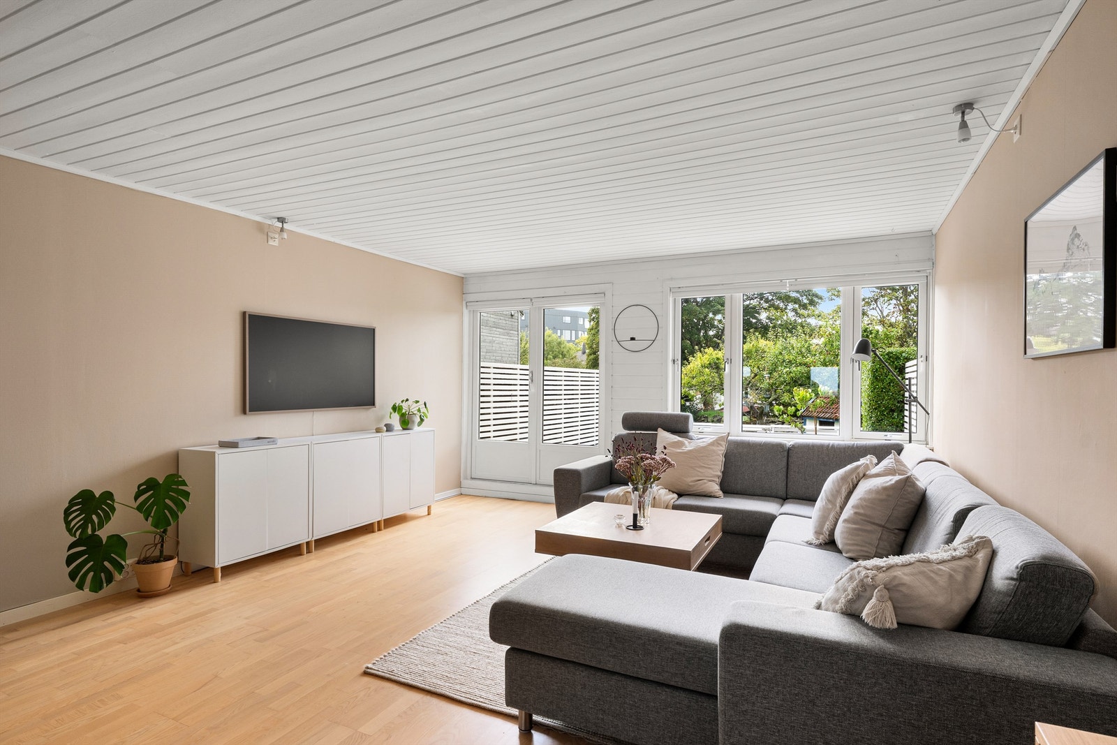 Boligen er påbygd både i stuen og i entréen. Stuen er svært romslig med plass til flere sittegrupper i tillegg til spisebord. (Foto: PBfoto Per Bendiksen) Galleribilde