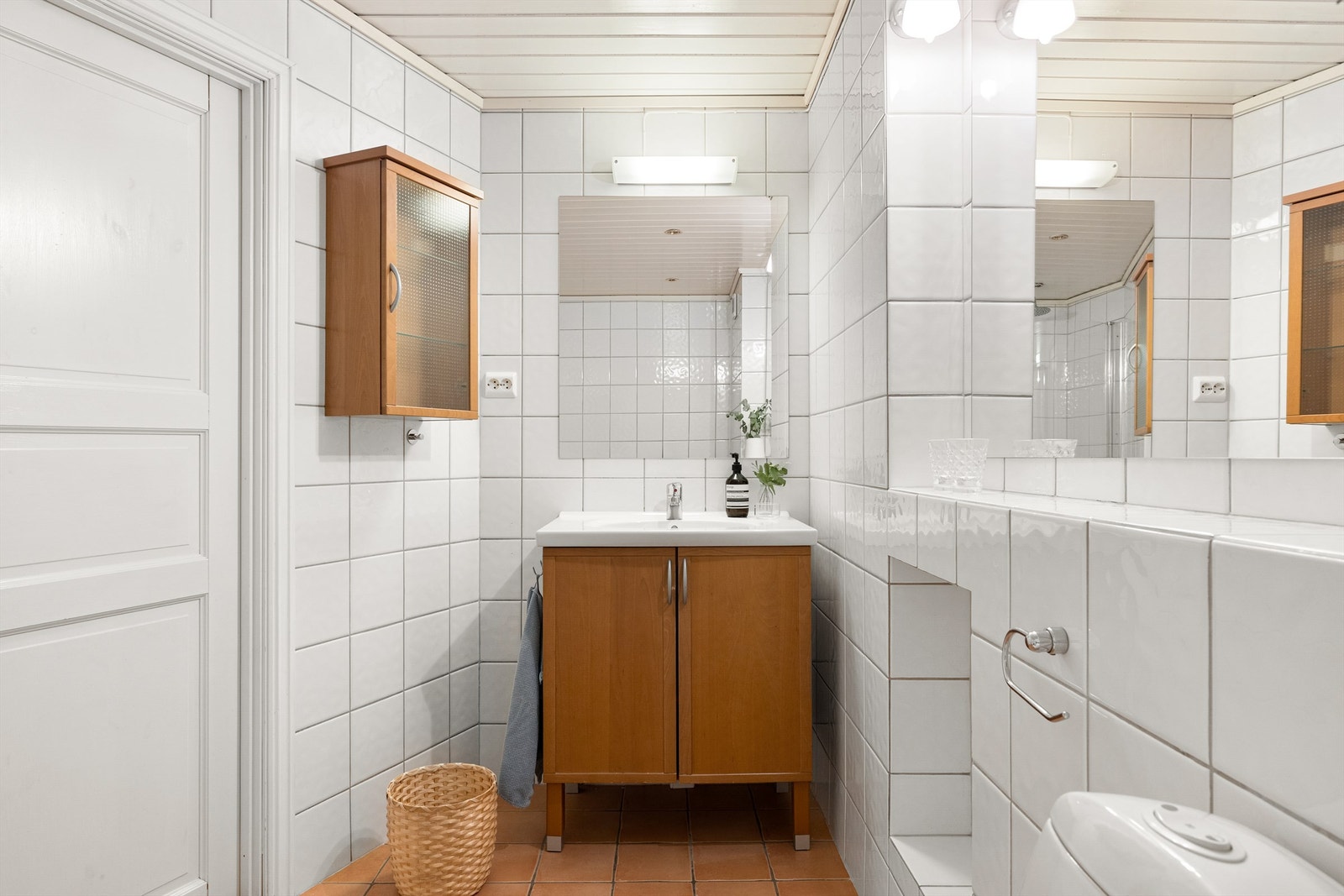 Fliselagt bad med badekar og god oppbevaringsplass. Galleribilde