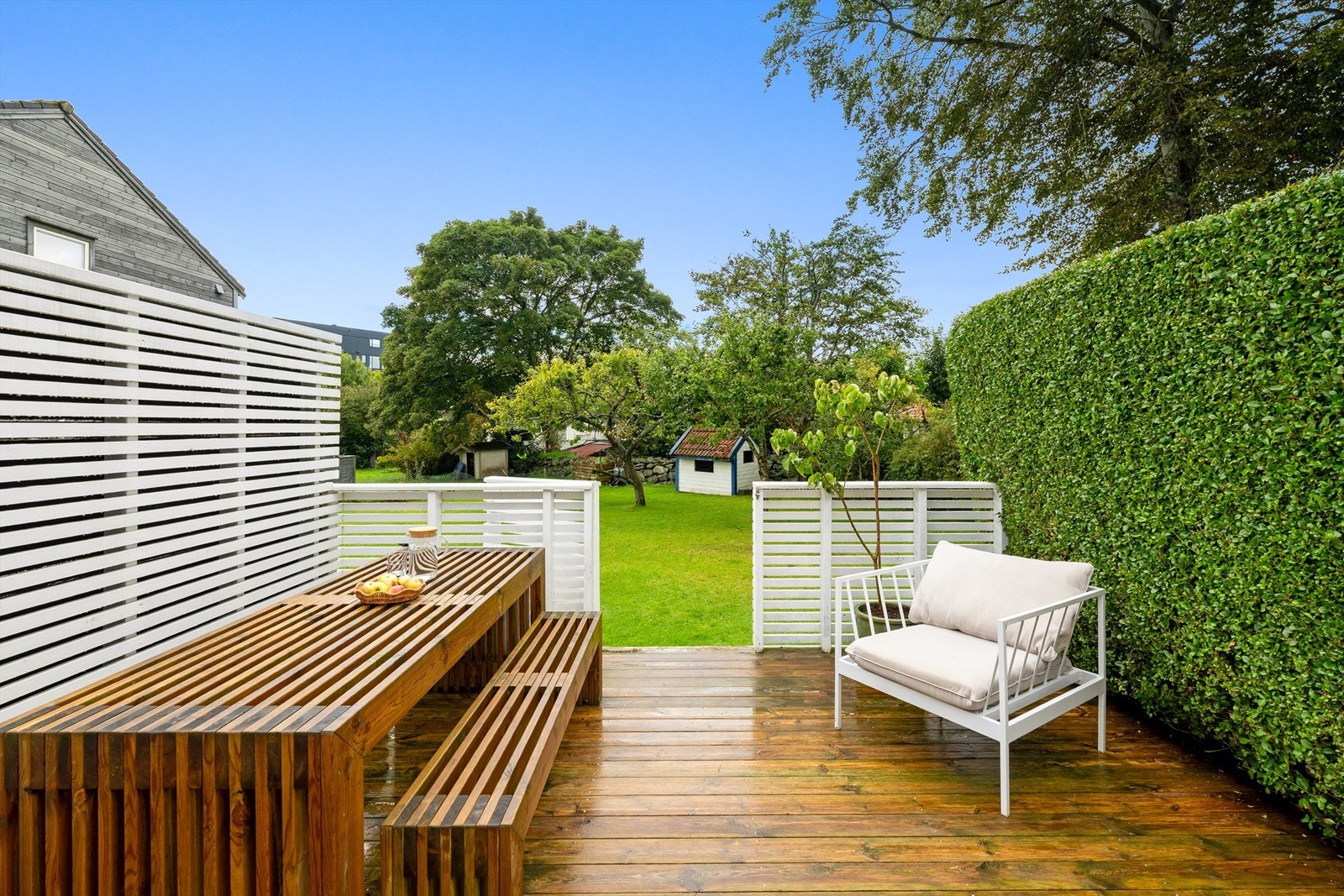 Fra stuen er det utgang til en privat terrasse med direkte adkomst til felles hage. Galleribilde