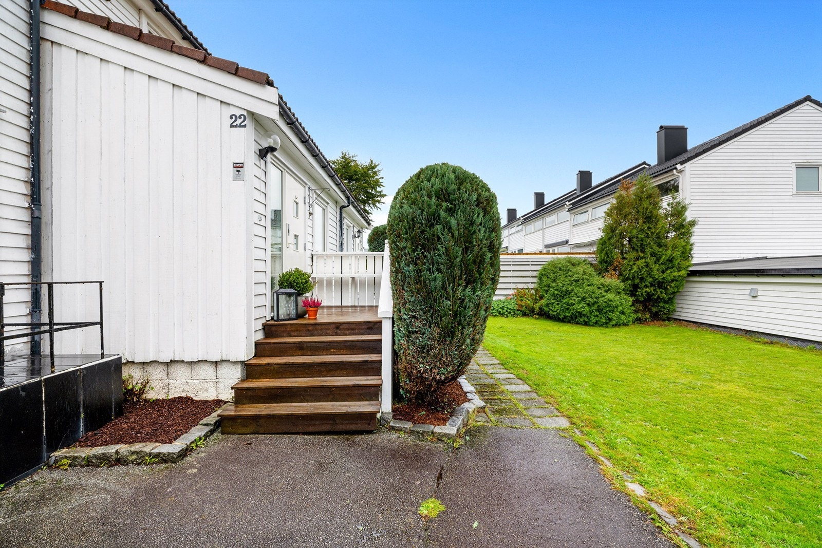 Hovedinngang. Boligen har også egen inngang til kjelleren. Galleribilde