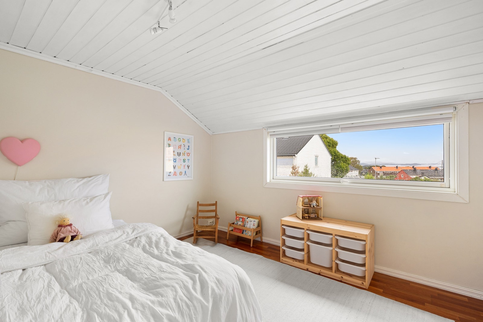 Her er det flott utsikt mot fjord og fjell. Galleribilde