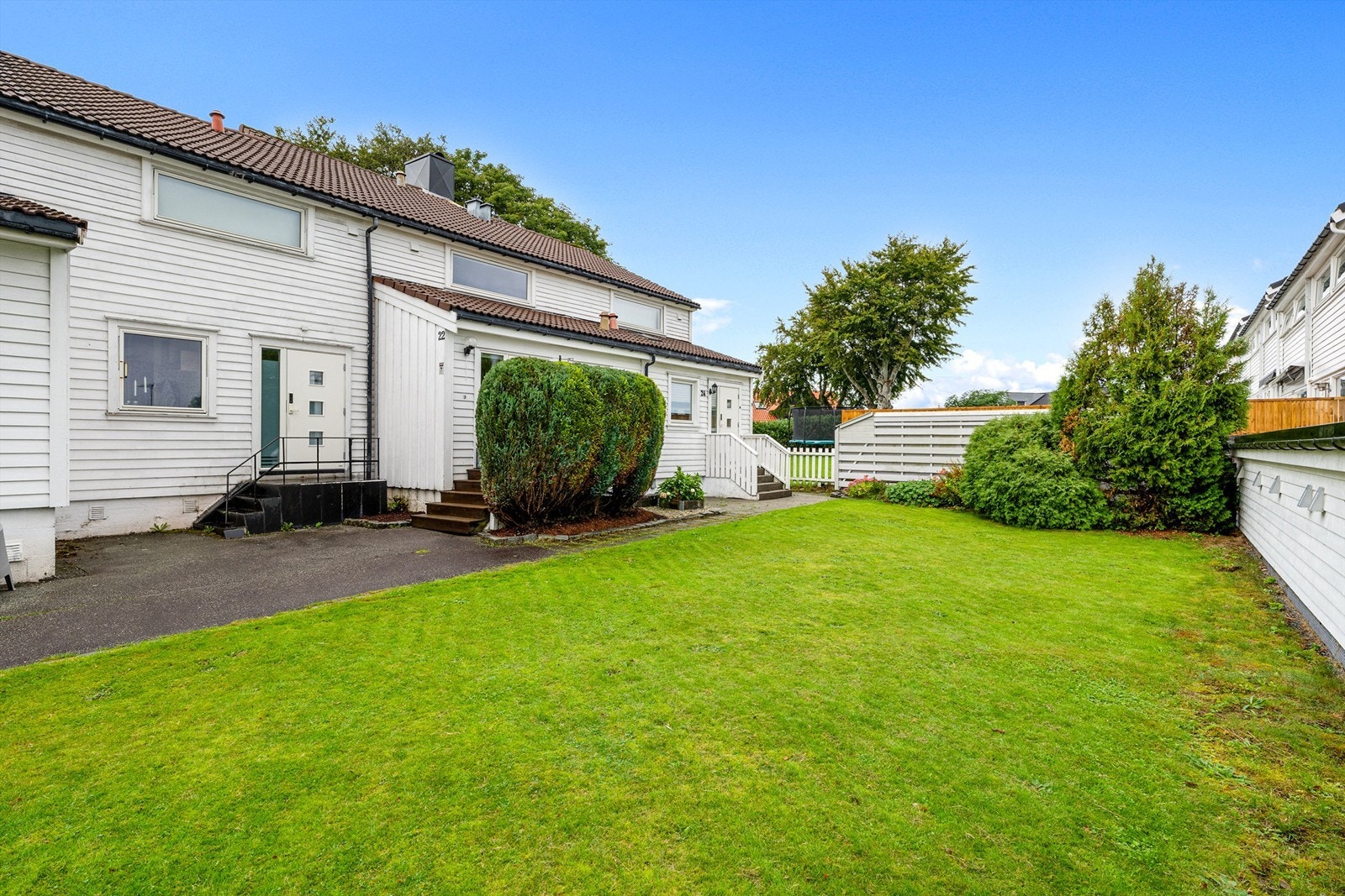 Boligen har en utvendig bod på enden av rekken. Galleribilde