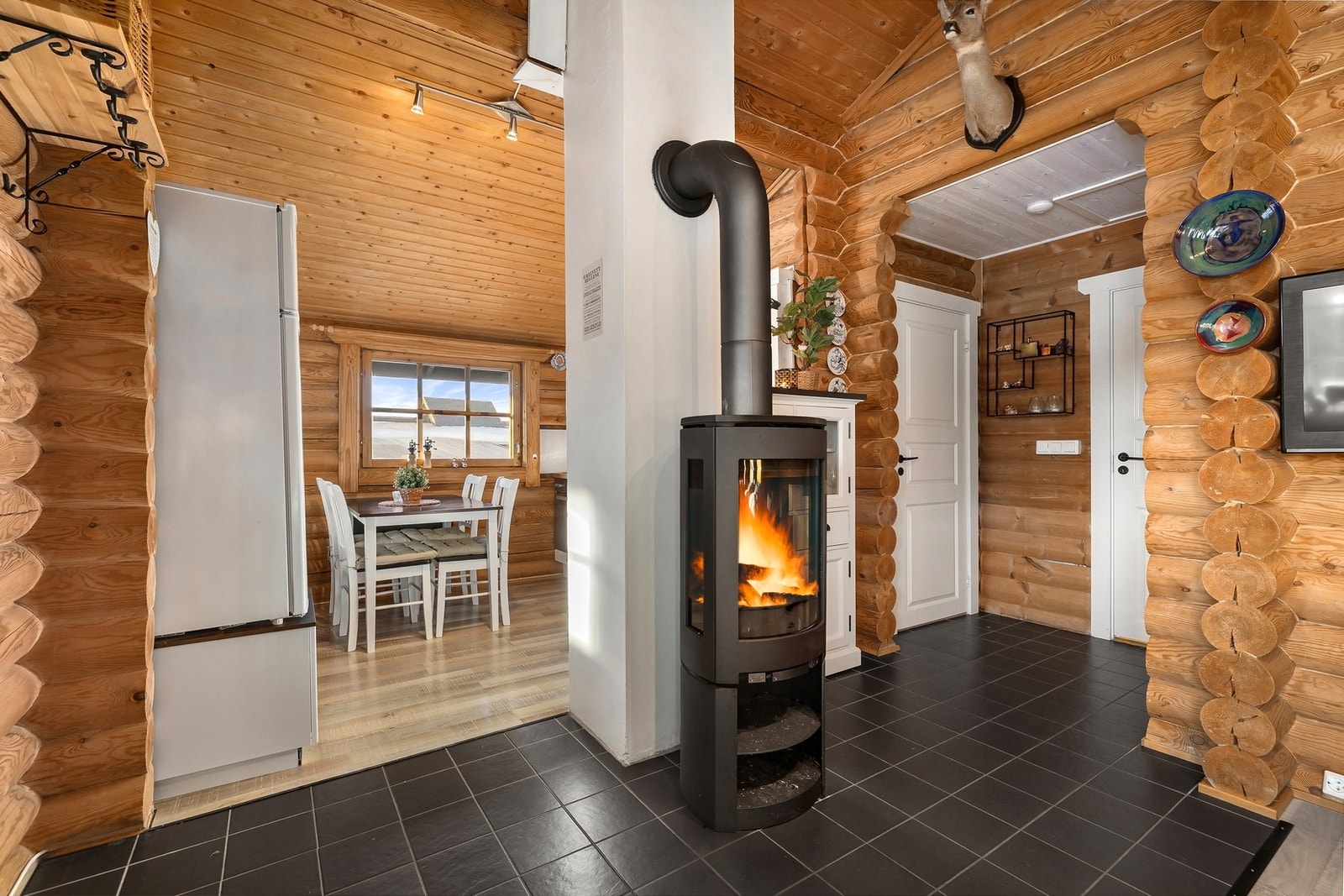 Åpen stue- og kjøkkenløsning som gir god romfølelse og sosiale soner. Galleribilde