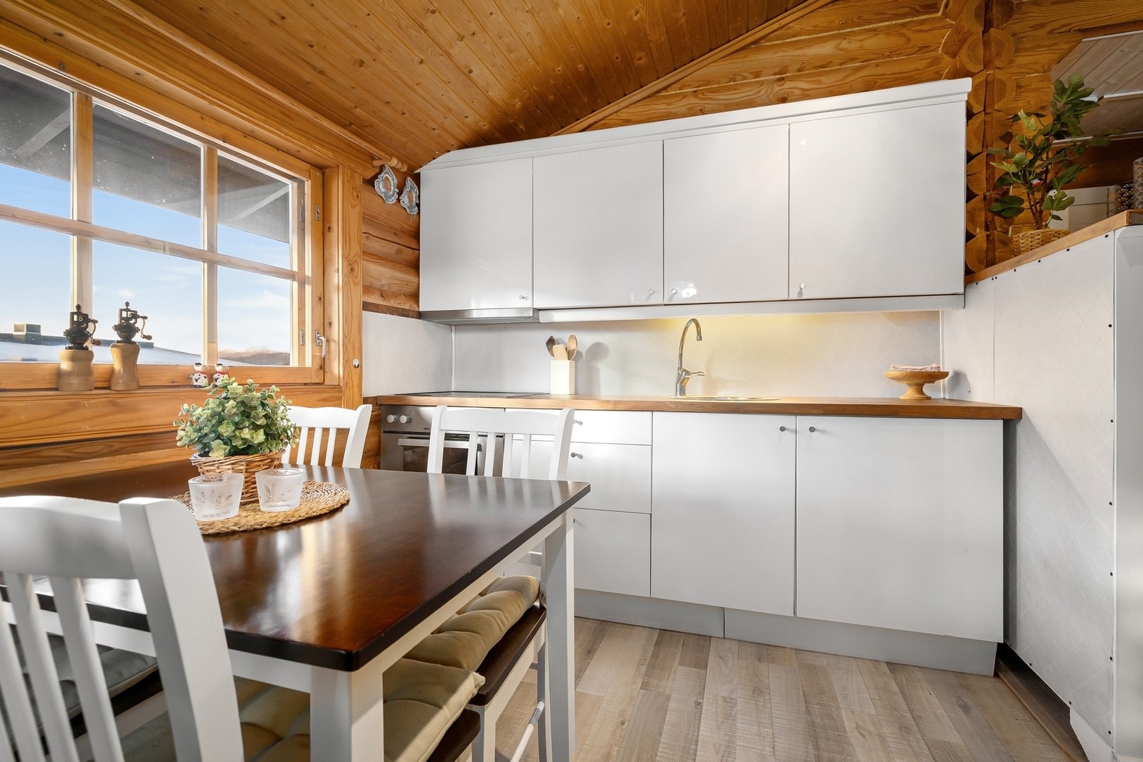 Fint kjøkken med hvite fronter. Galleribilde