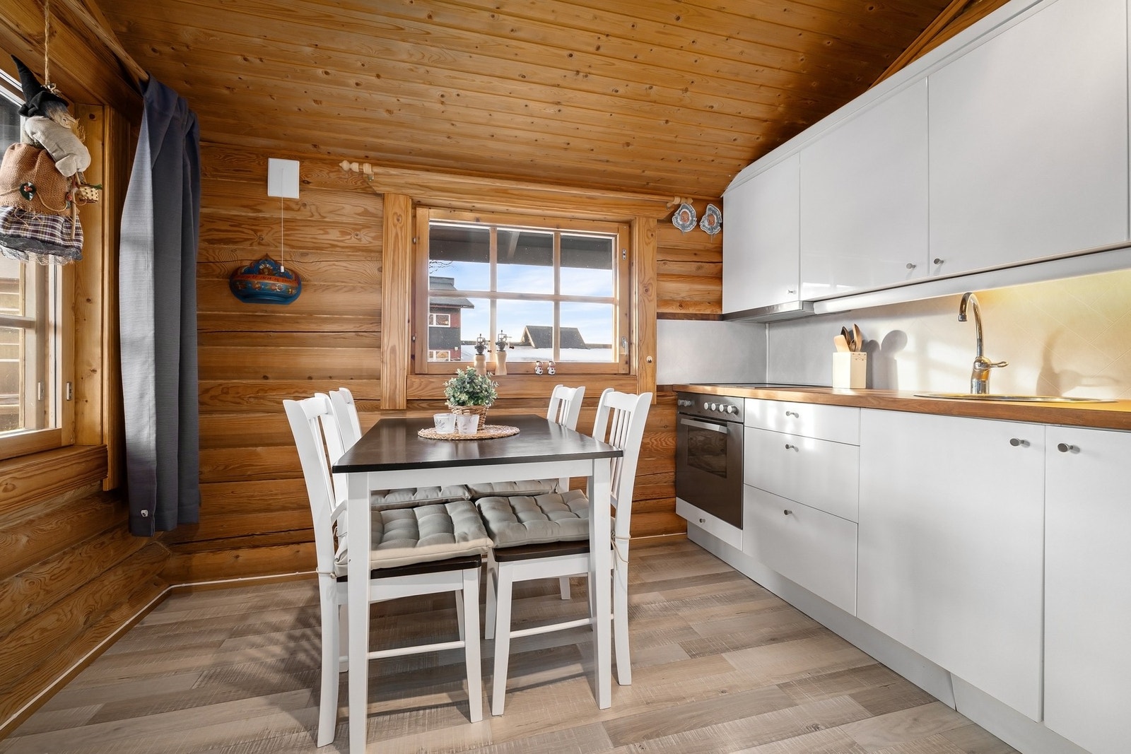 Flott kjøkken med god benkeplass og integrerte hvitevarer. Galleribilde