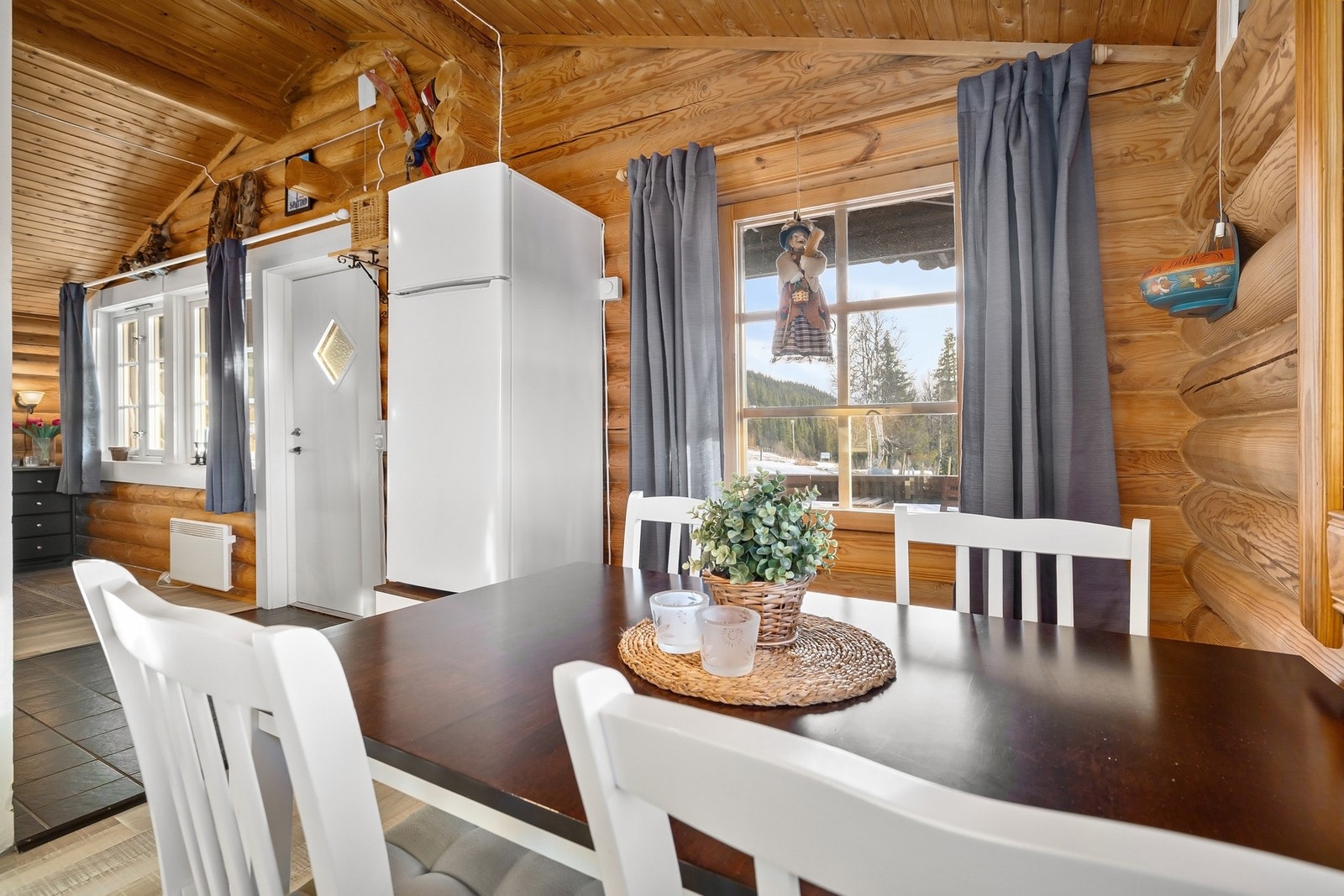 Praktisk og koselig spisestue - perfekt for lange måltider med familie og venner. Galleribilde