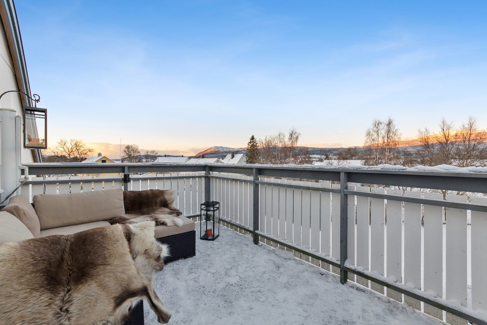 Her er det god plass for utemøblement. Gode solforhold. Galleribilde