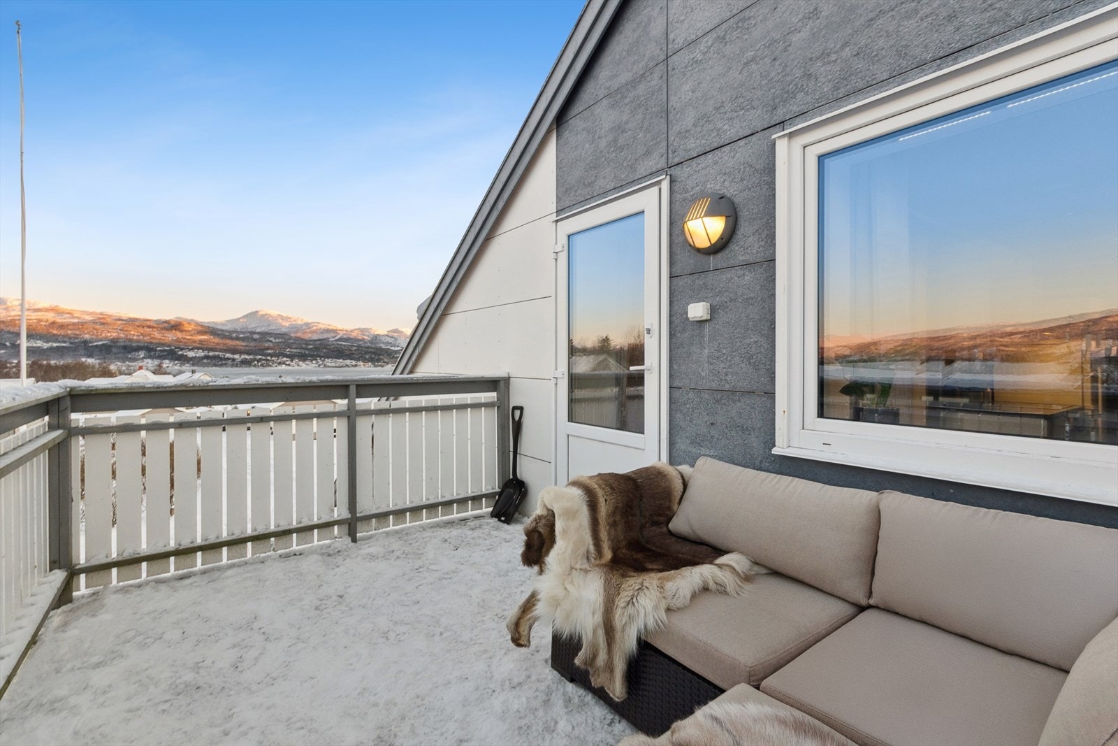 Fra stue/kjøkken er det videre utgang til en flott balkong på ca. 10m2. Galleribilde