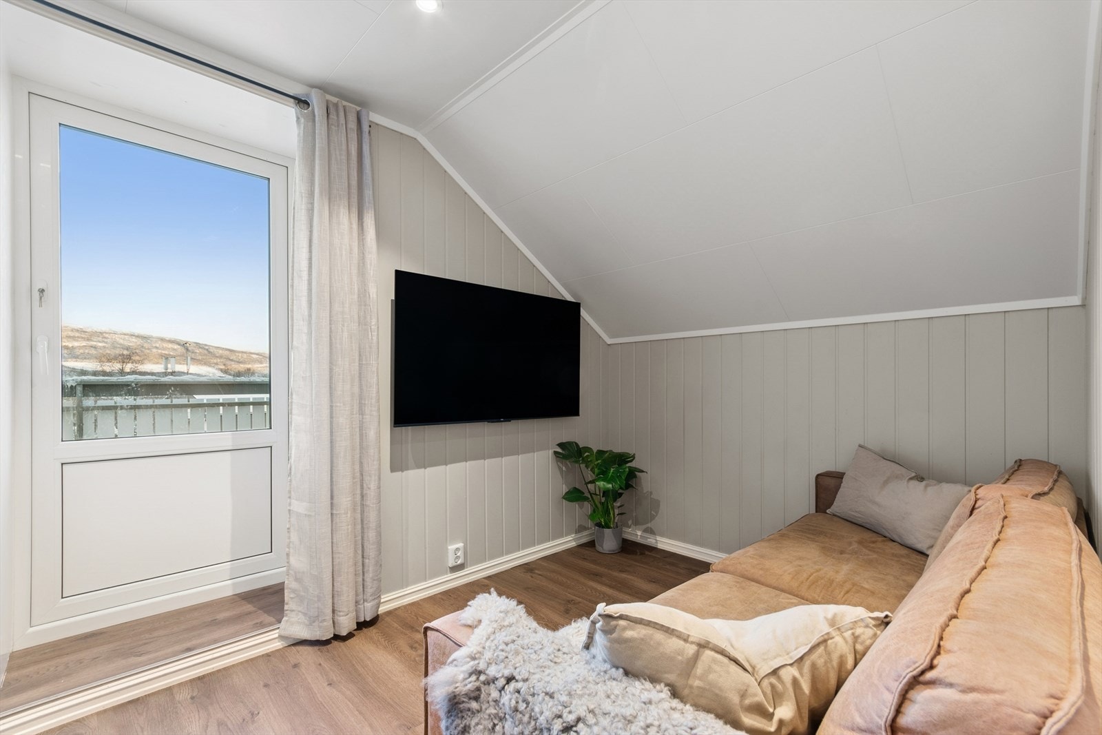 TV-en kan med fordel plasseres mot/på vegg. Galleribilde