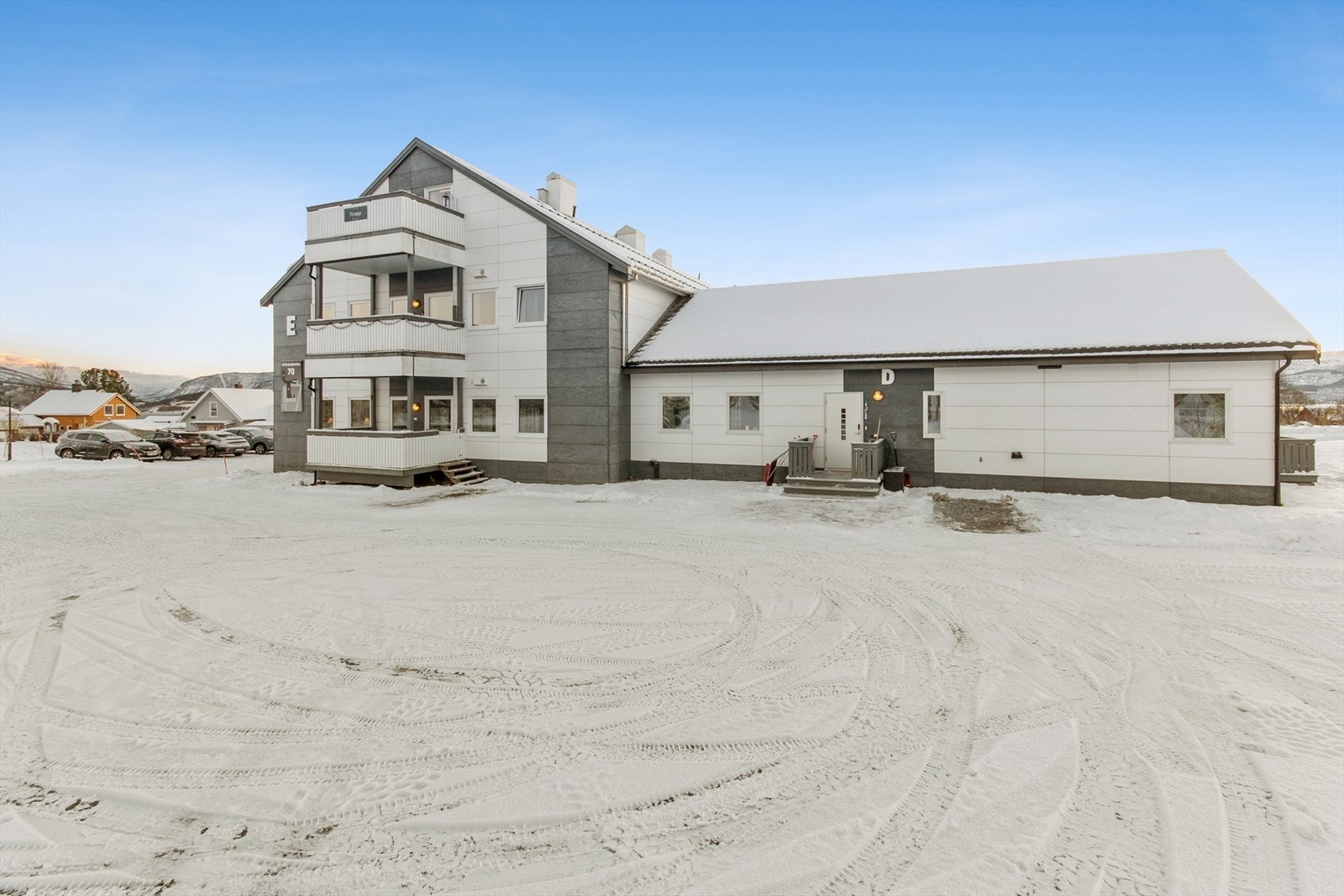 Parkering på felles oppstillingsplass. Galleribilde