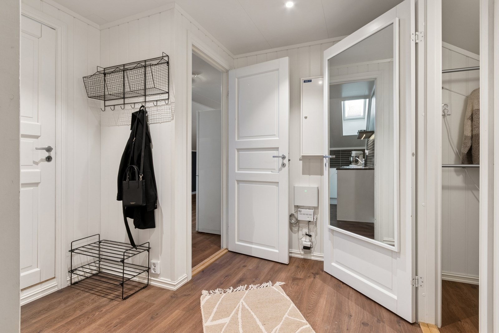 Lys og hyggelig entré med plass for enkle garderobe- og opphengsløsninger. Bod til høyre kan også benyttes som garderoberom. Galleribilde