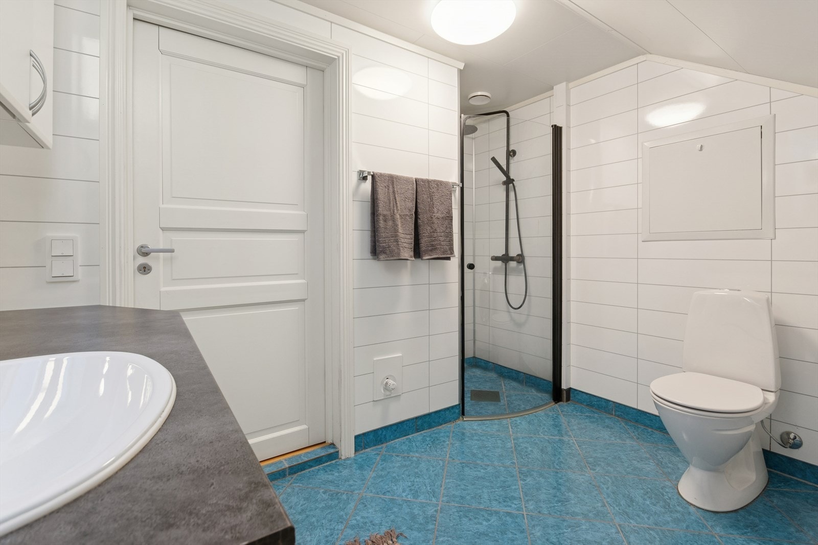 Badet er for øvrig utstyrt med dusjhjørne med regndusj og hånddusj, gulvstående toalett og opplegg for vaskemaskin. Galleribilde